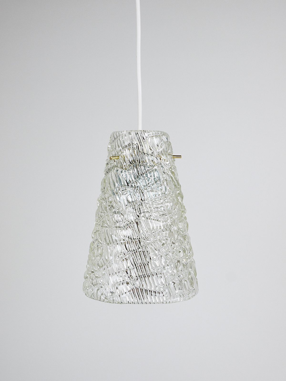 photo furniture J.T. Kalmar Mid-Century Textured Glass & Brass Hanglamp, Oostenrijk, jaren 1950
