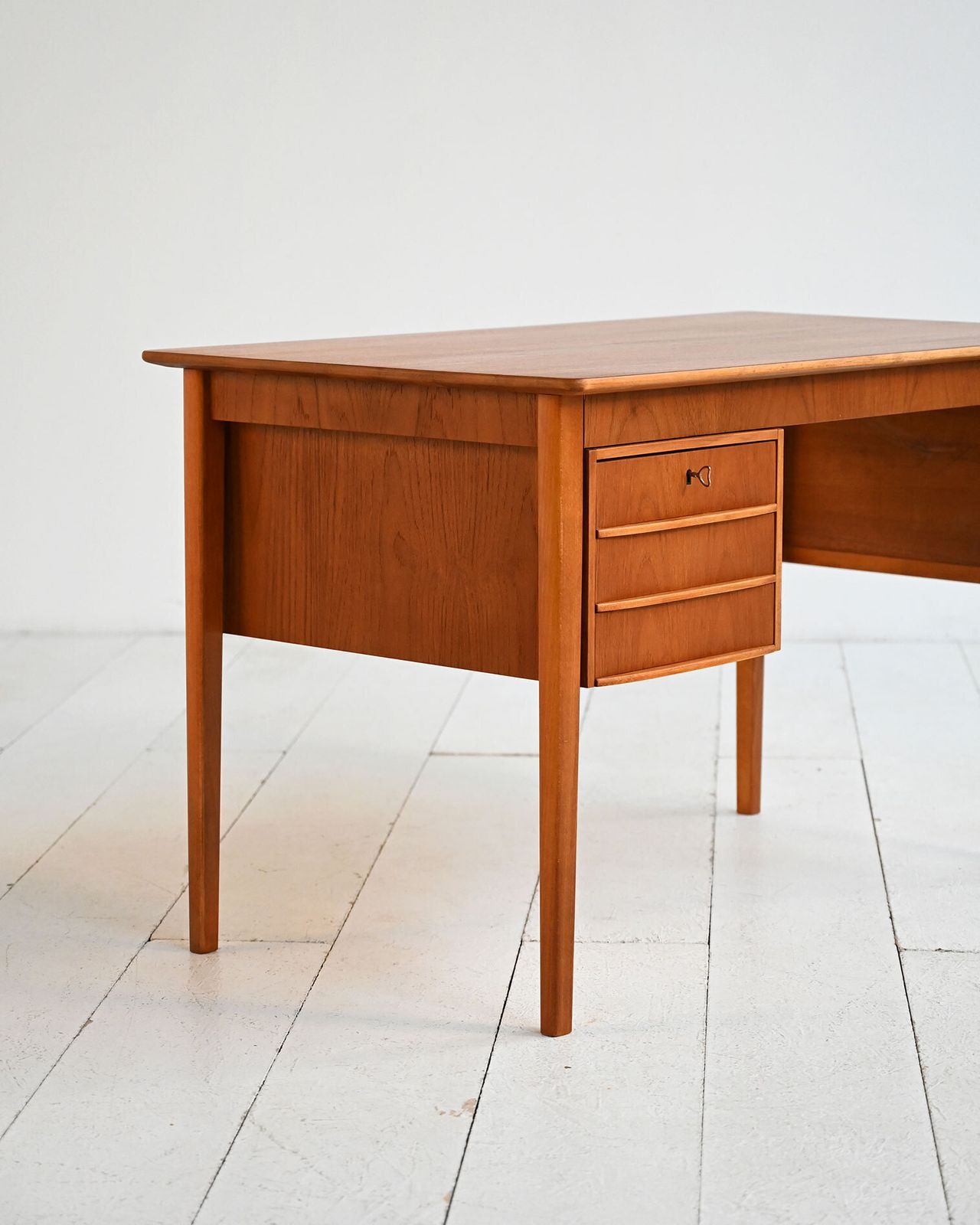Teakhouten bureau uit de jaren 1960 met uitklapbaar blad photo buy