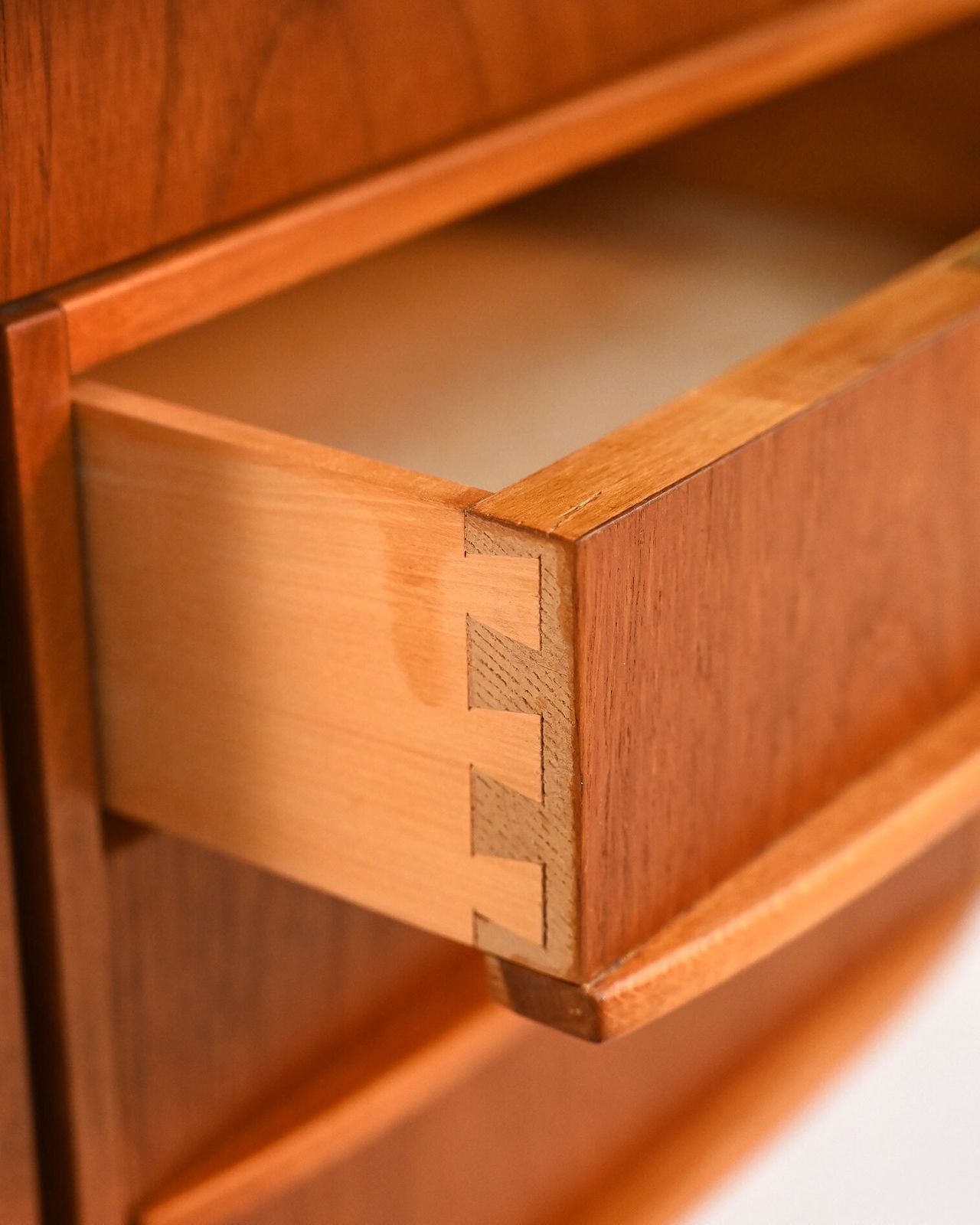 photo furniture Teakhouten bureau uit de jaren 1960 met uitklapbaar blad
