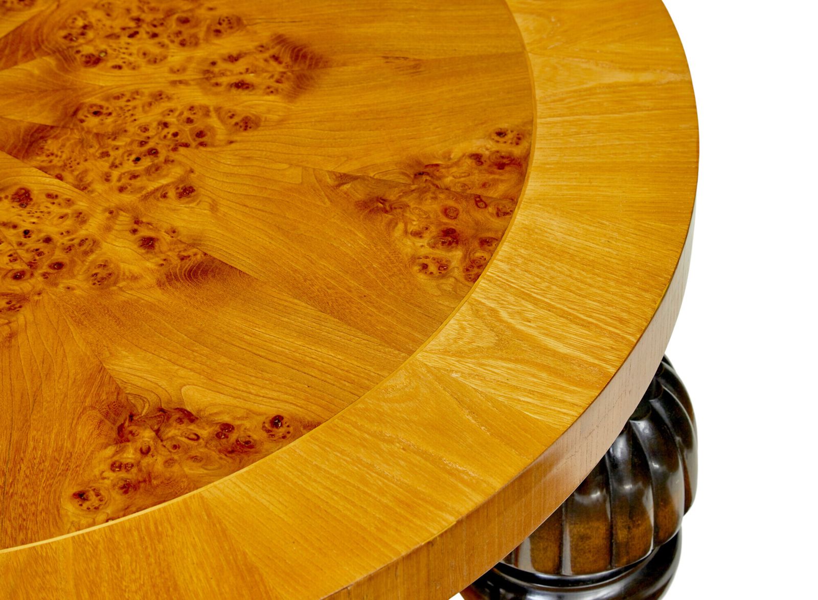 Zweedse mid-century art deco salontafel van iepenwortelhout photo vinterior