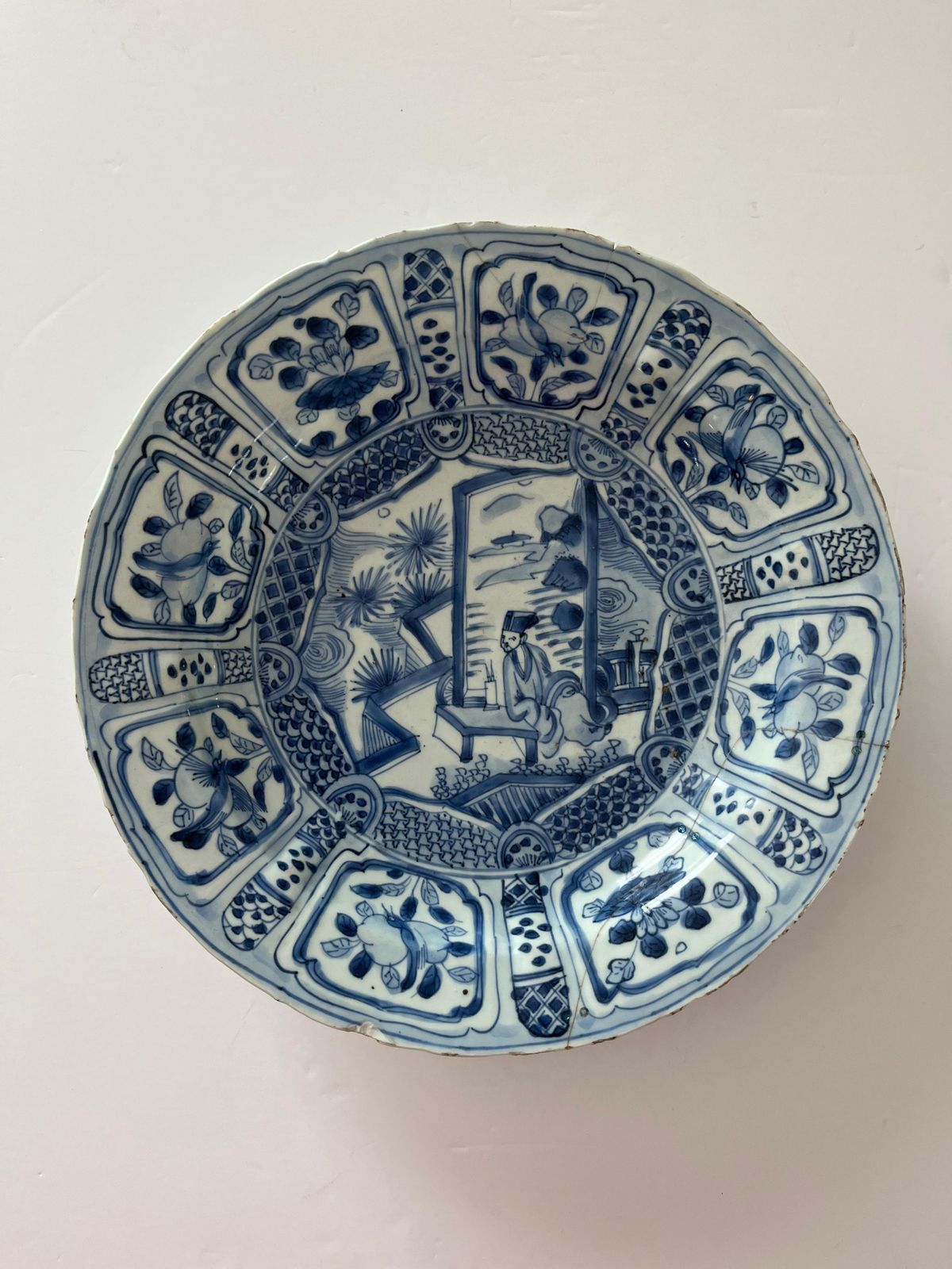 Chinees figuratief Kraak-porselein, schotel of bord, blauw en wit, Ming Wanli, ca. 1590 photo furniture