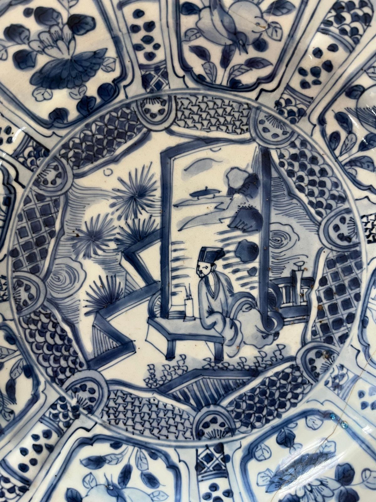 Chinees figuratief Kraak-porselein, schotel of bord, blauw en wit, Ming Wanli, ca. 1590 photo vinterior