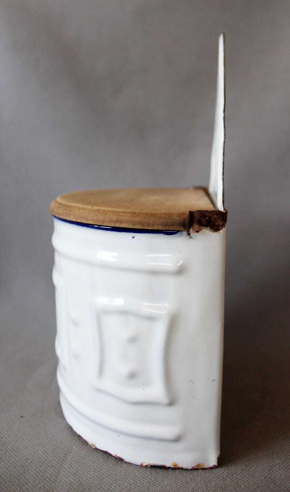 Grande boîte à sel d'époque en émail français, salière, couvercle en bois, fixation murale et pose sur table, cuisine de campagne française photo vinterior