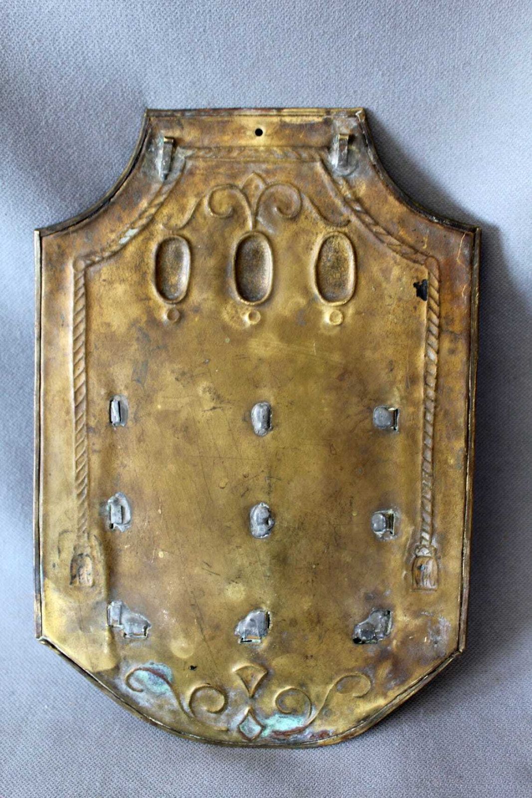 photo buy Grote antieke messing kaarsenbox, wandhanger van gedreven messingen plaat, twee vakken, gesigneerd Delvaux, landelijke decoratie