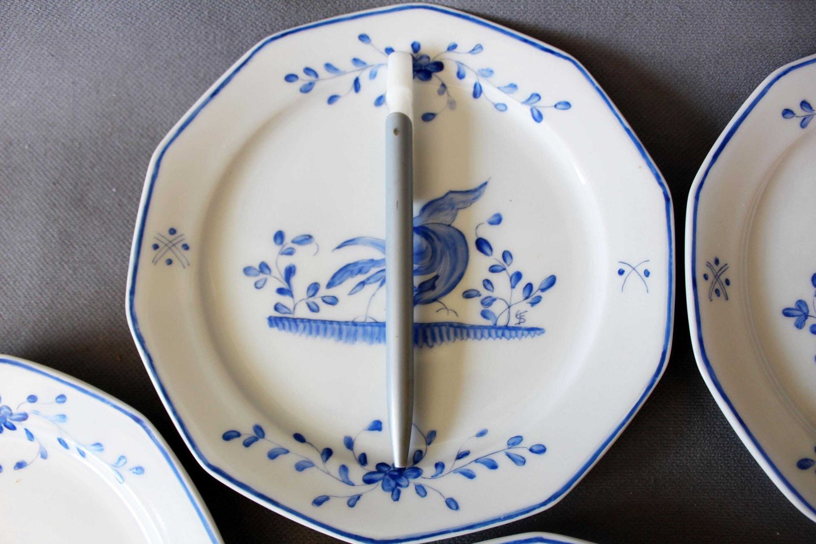 Set van 6 handgeschilderde porseleinen gebaksbordjes, Frans Moustiers blauw-wit vogeldesign op Duits Winterling Bavaria Marktleuthen-porselein photo Woonaccessoires