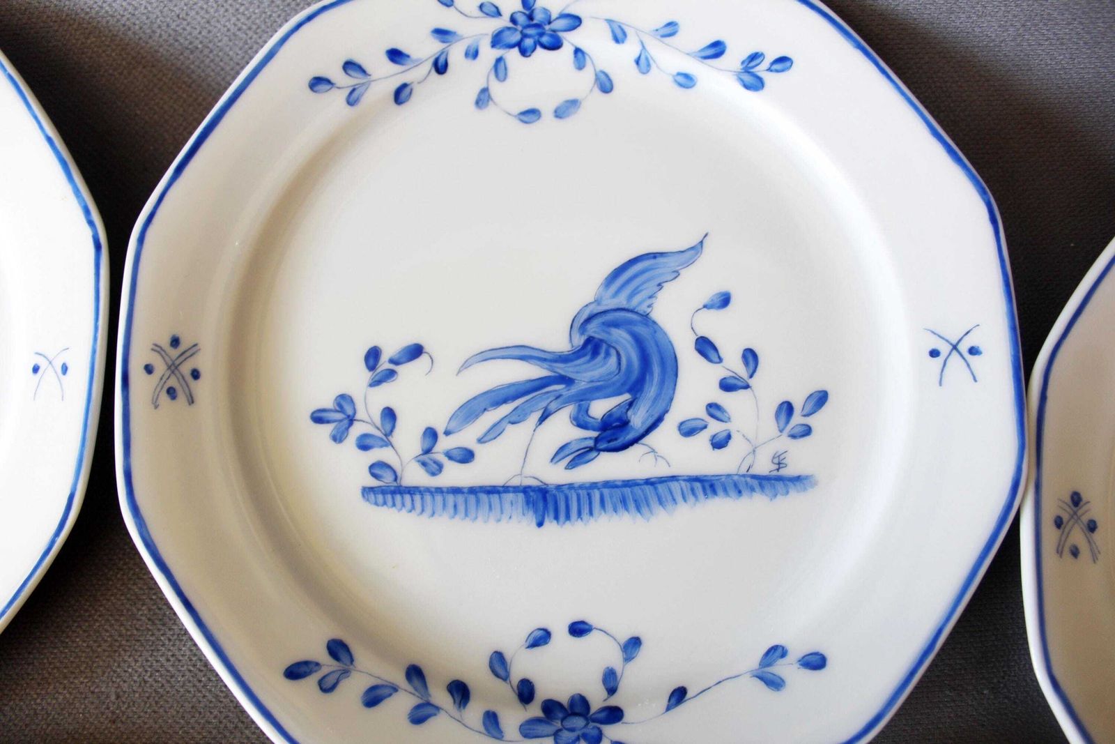 Set van 6 handgeschilderde porseleinen gebaksbordjes, Frans Moustiers blauw-wit vogeldesign op Duits Winterling Bavaria Marktleuthen-porselein photo vinterior