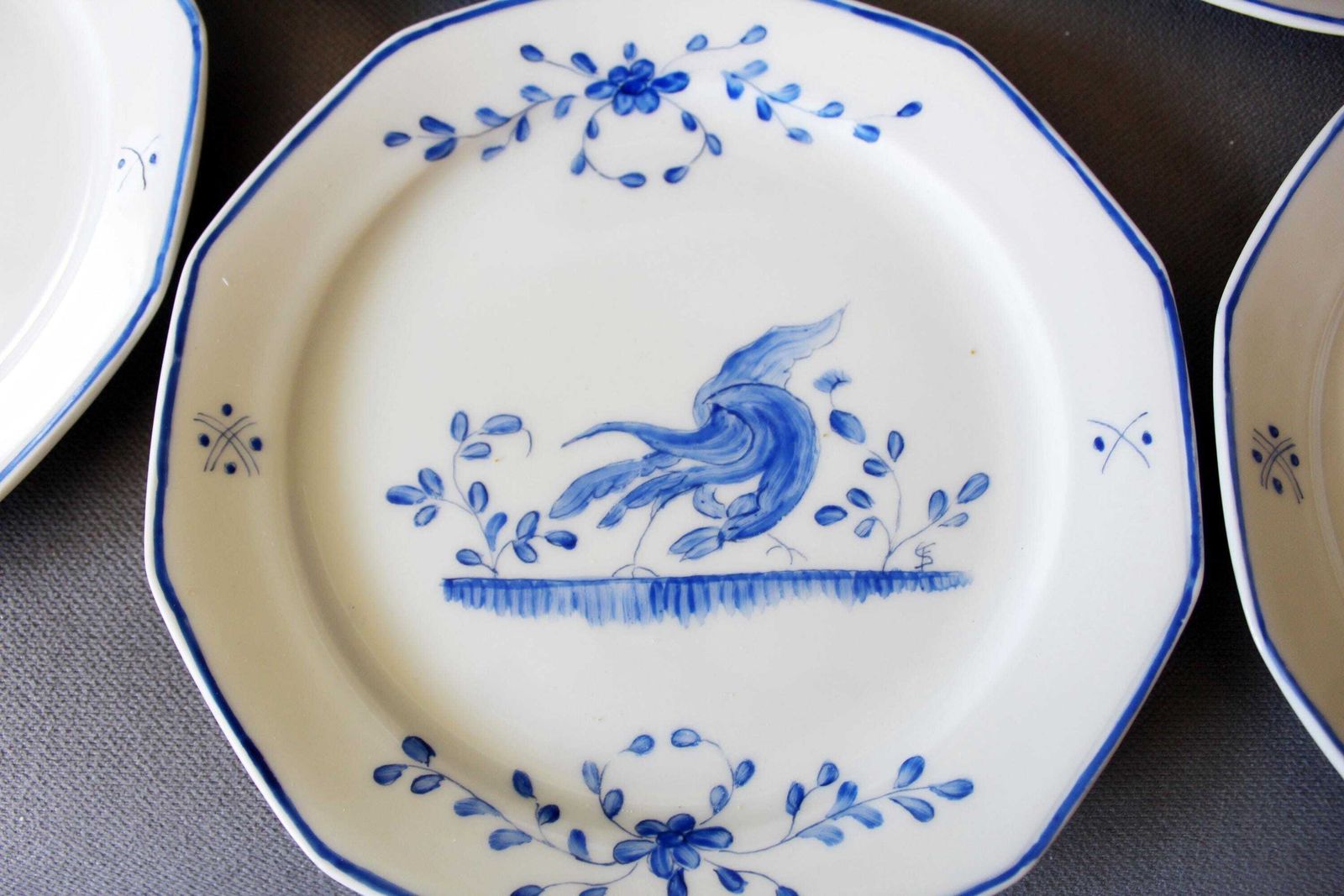 photo furniture Set van 6 handgeschilderde porseleinen gebaksbordjes, Frans Moustiers blauw-wit vogeldesign op Duits Winterling Bavaria Marktleuthen-porselein