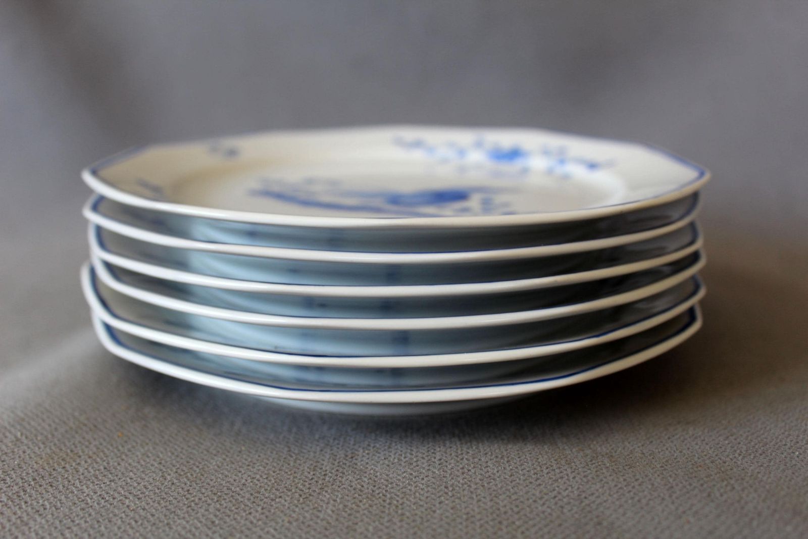 photo vintage Lot de 6 assiettes à dessert en porcelaine peintes à la main, décor d'oiseaux bleu et blanc de style Moustiers français sur fond Winterling Bavaria Marktleuthen