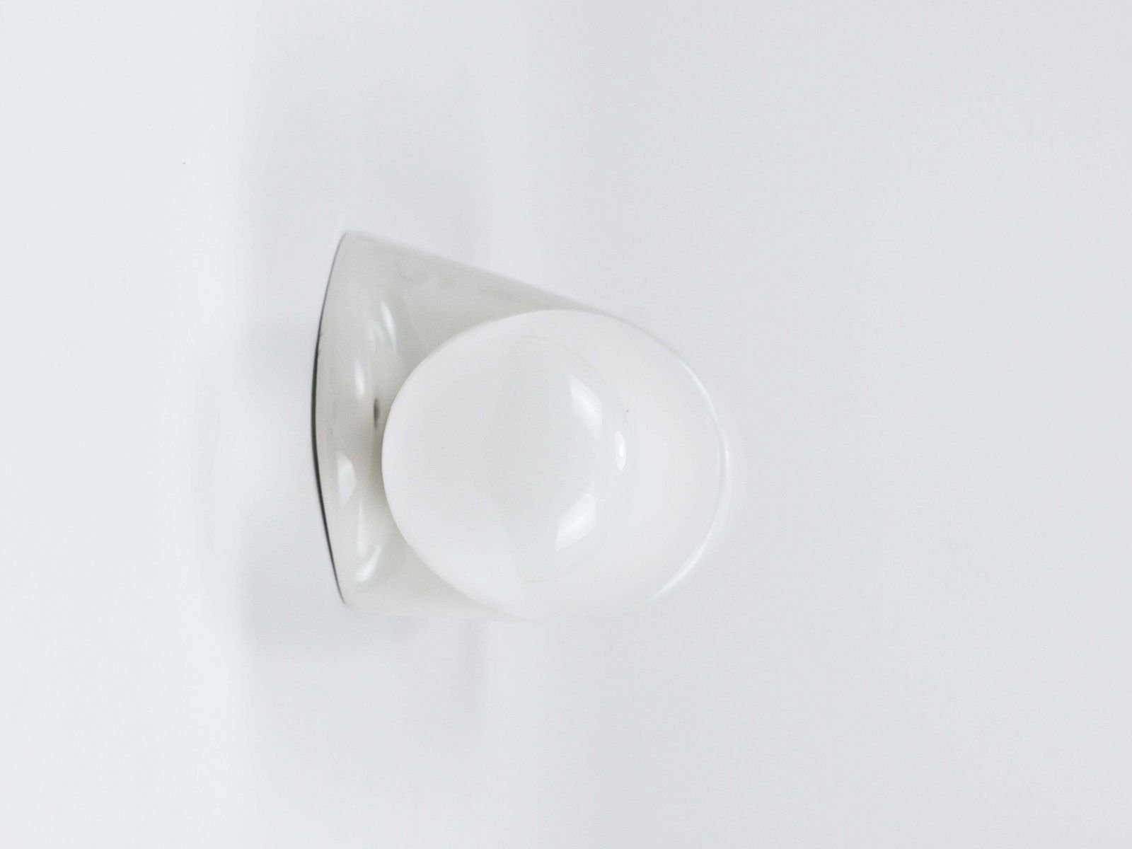 photo furniture Wilhelm Wagenfeld Bauhaus Witte Dubbele Wandlamp, Duitsland, jaren 1950
