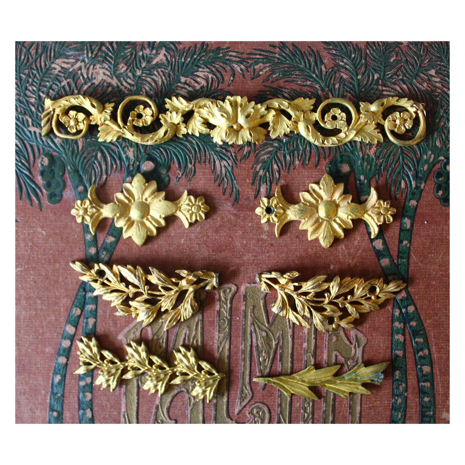 Antiek lot Franse bronzen ornamenten, meubelversieringen, Empire Regency-stijl, bloemenslingers en lauwerkransen