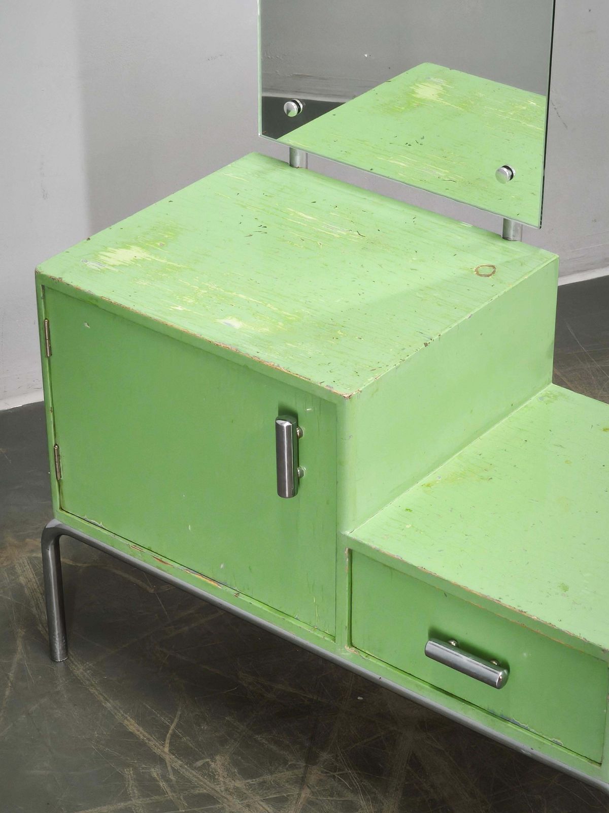 Mobilier Coiffeuse Bauhaus tchèque verte avec miroir et structure en chrome, 1930 photo