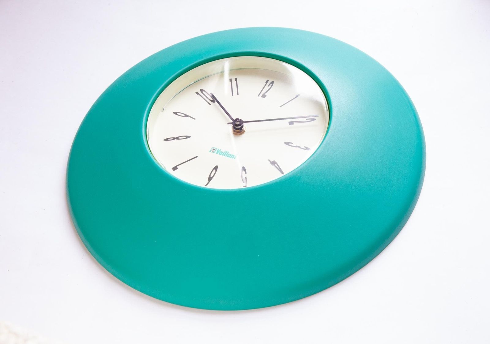 Postmodern wandklok Vaillant Duitsland jaren 80–90 Memphis-era Panton Space Age batterij turquoise groot photo Woonaccessoires