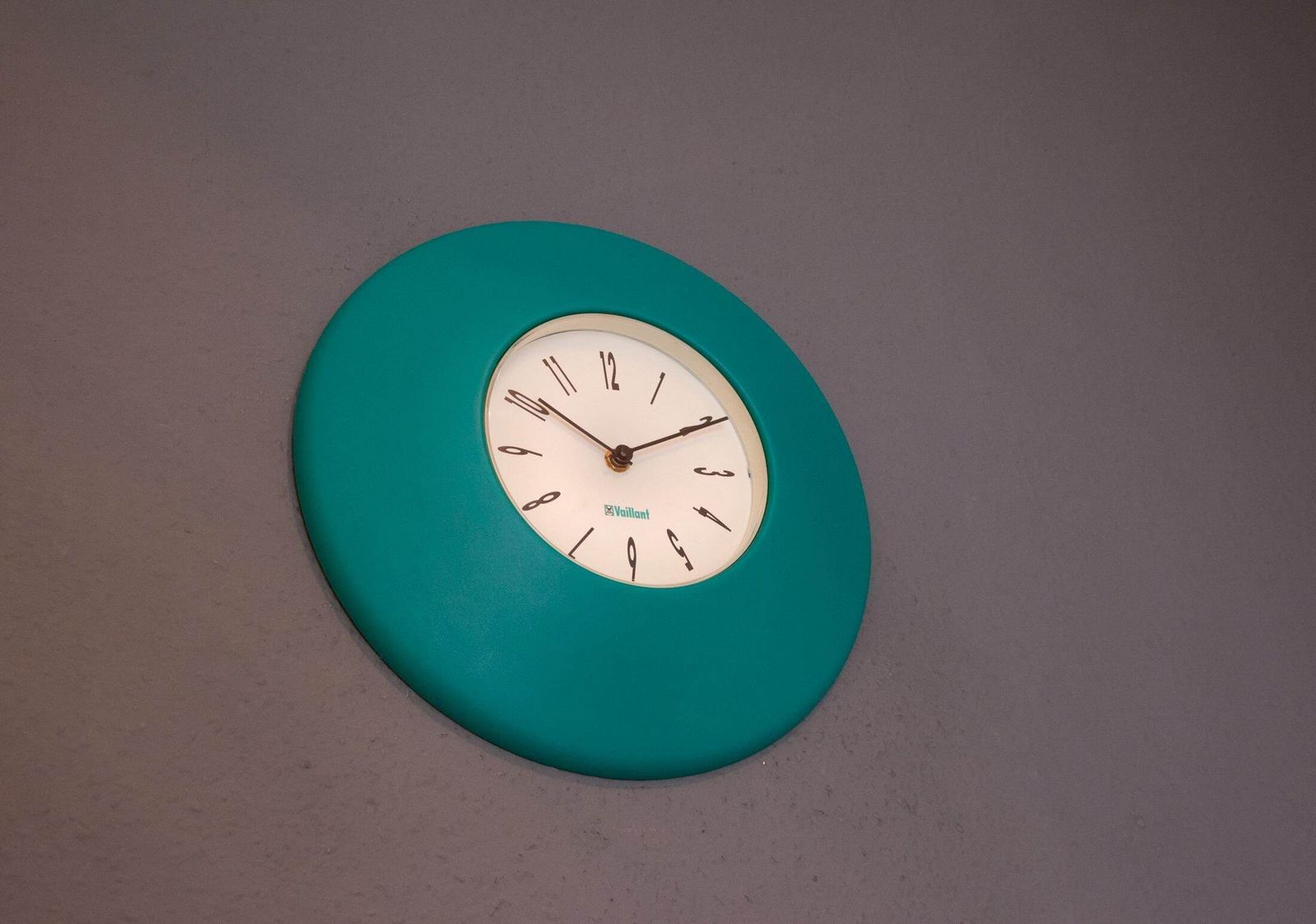 photo furniture Postmodern wandklok Vaillant Duitsland jaren 80–90 Memphis-era Panton Space Age batterij turquoise groot