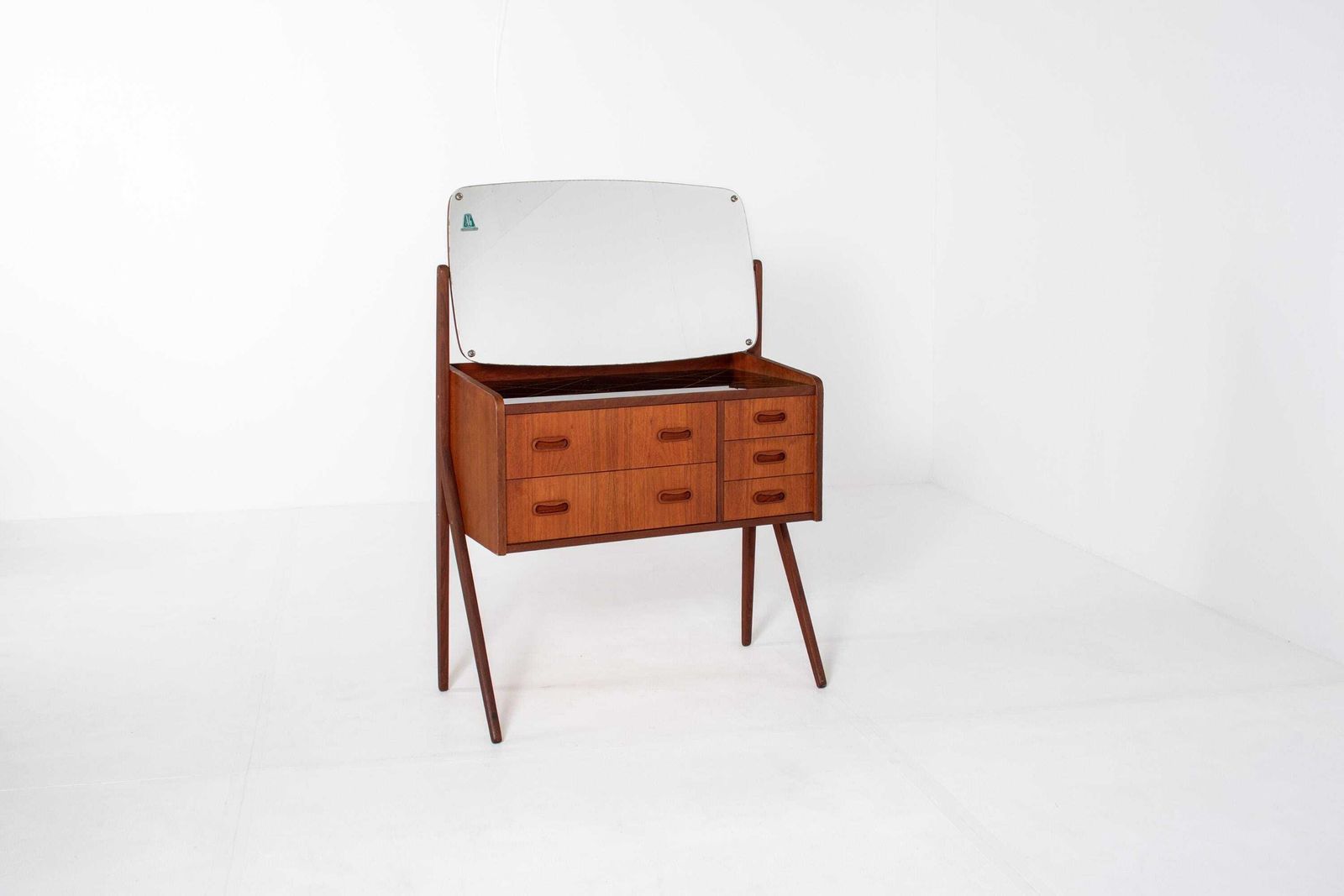 Deense Mid-Century Teak Kaptafel Met Zwart Glazen Blad, jaren 1960