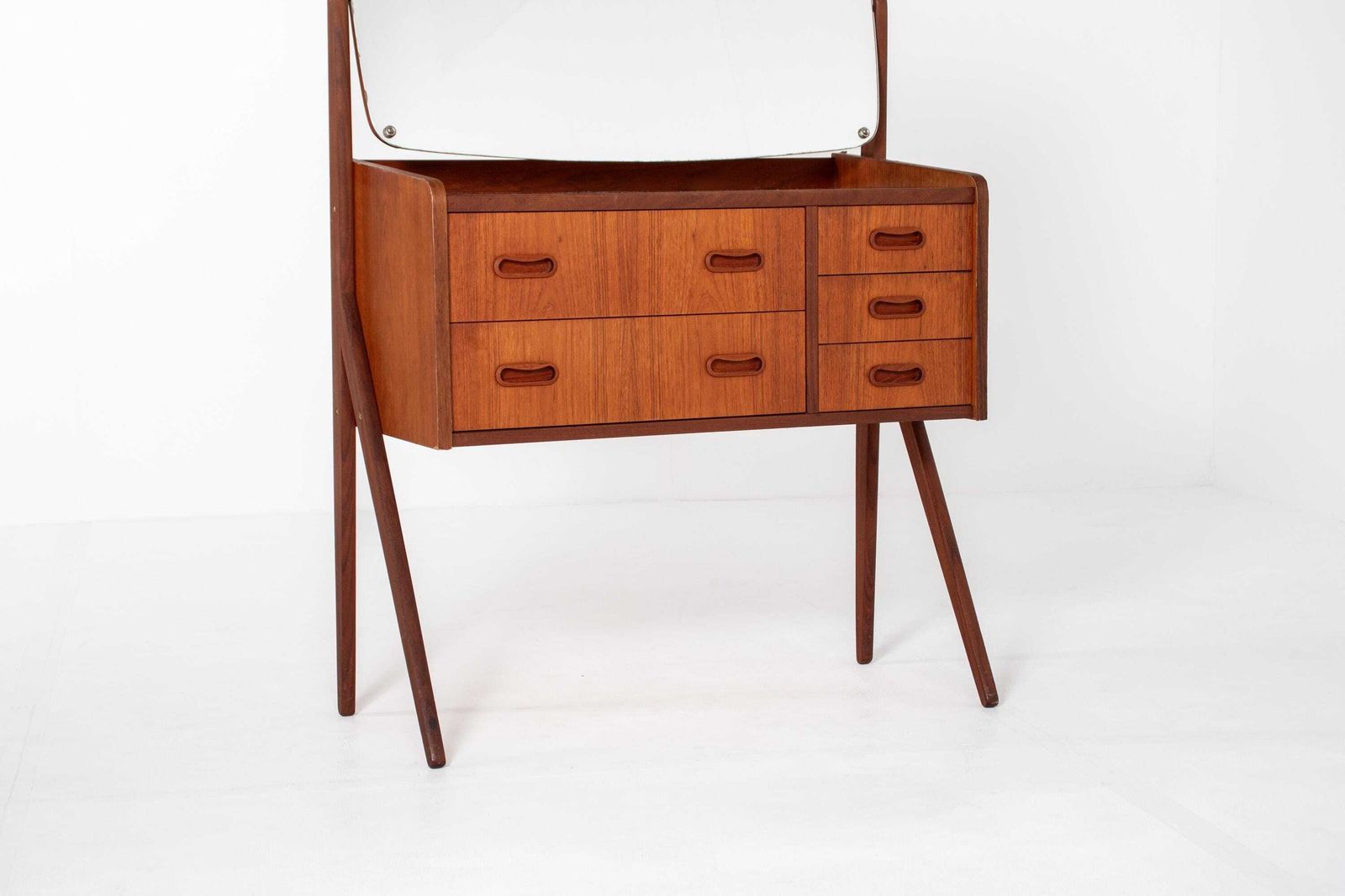 Deense Mid-Century Teak Kaptafel Met Zwart Glazen Blad, jaren 1960 photo furniture