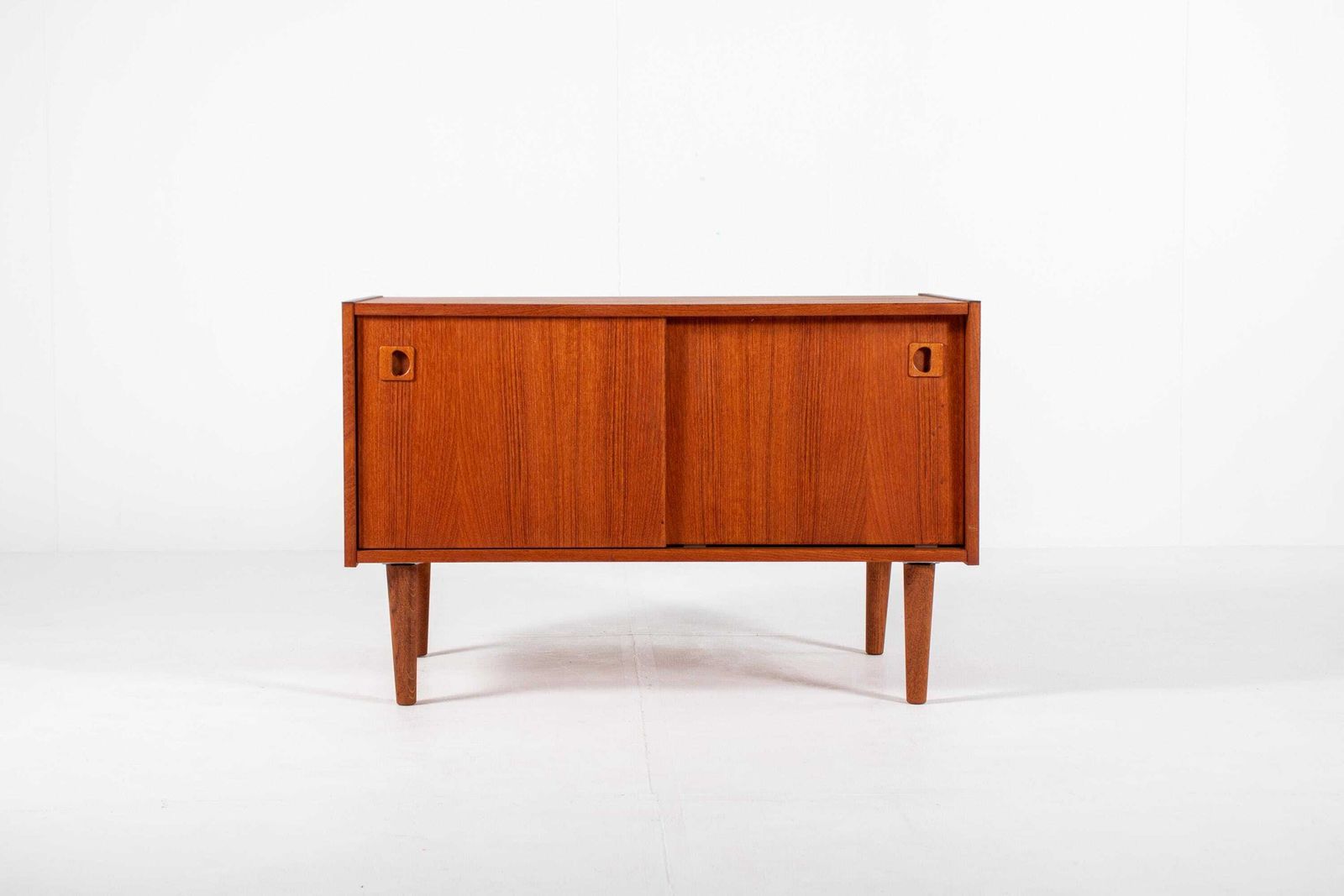 Deens mid-century teakhouten dressoir met schuifdeuren - jaren 1960 photo for sale