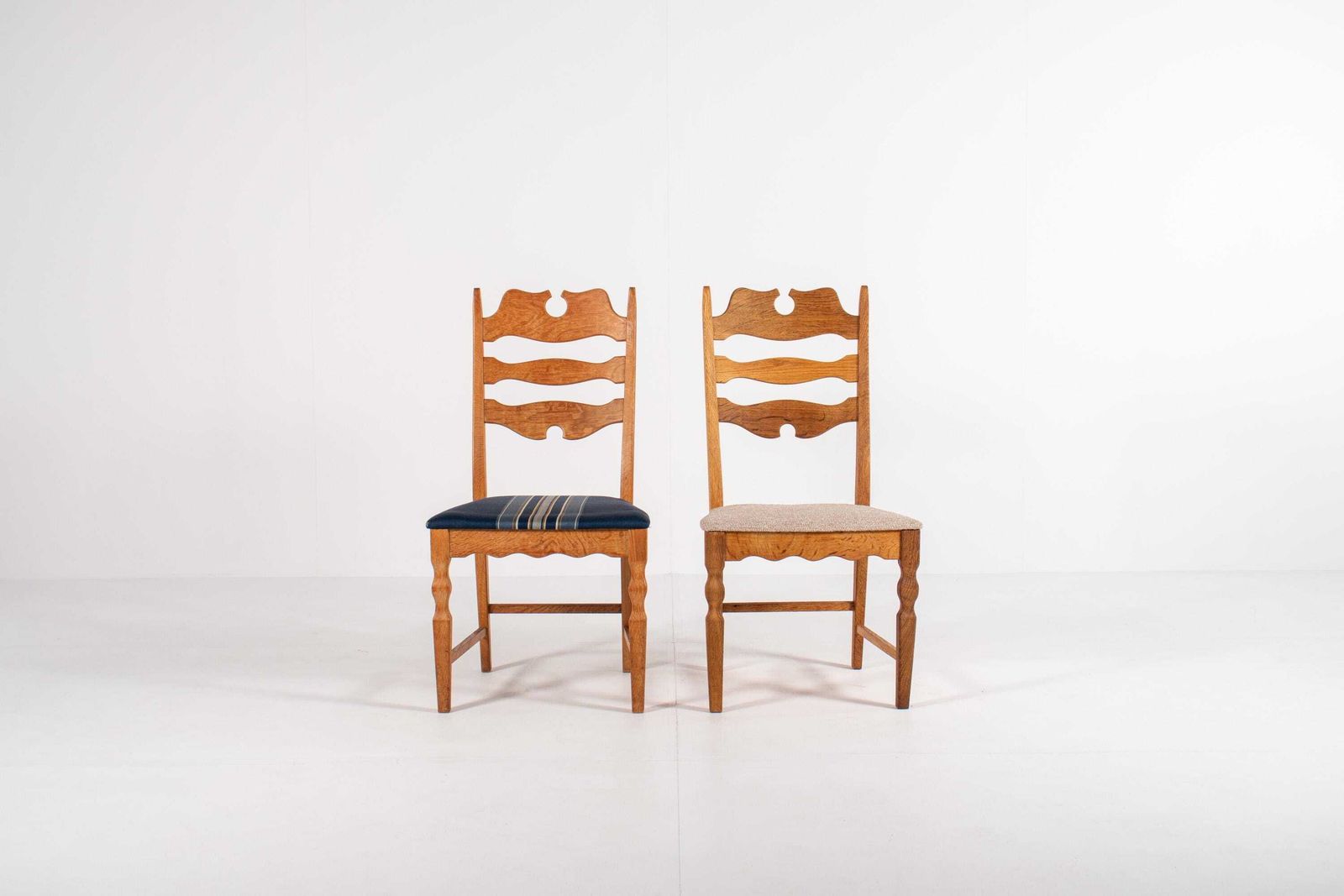 Set van 8 Deense eikenhouten stoelen van Henning Kjærnulf, Denemarken, jaren 1960 - Herbekleding mogelijk photo for sale