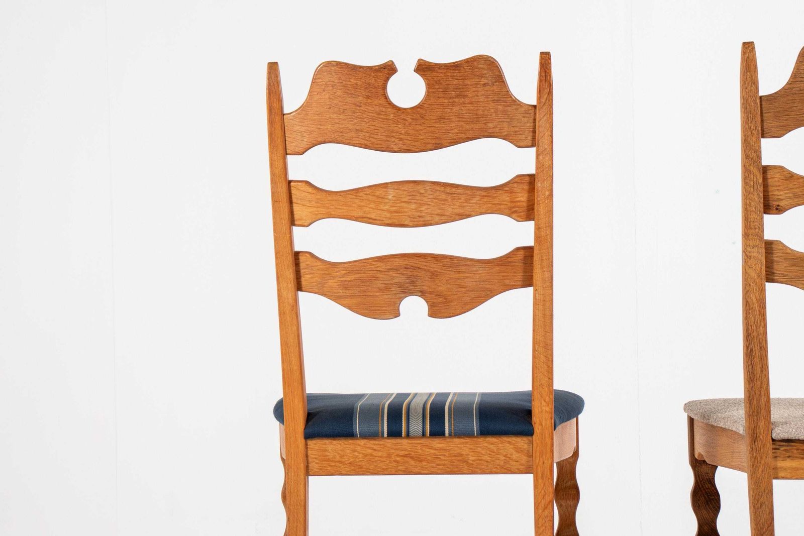 Set van 8 Deense eikenhouten stoelen van Henning Kjærnulf, Denemarken, jaren 1960 - Herbekleding mogelijk photo buy