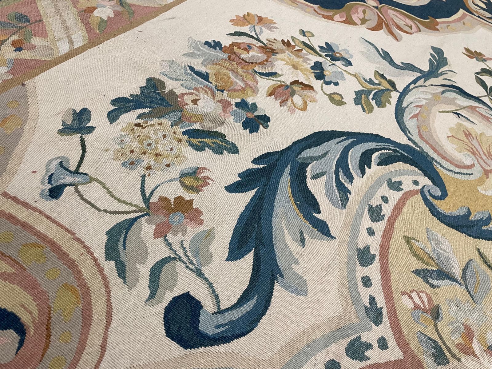 photo for sale Tapis en point de croix de style Aubusson, grand format, fait main, tapis floral français vintage