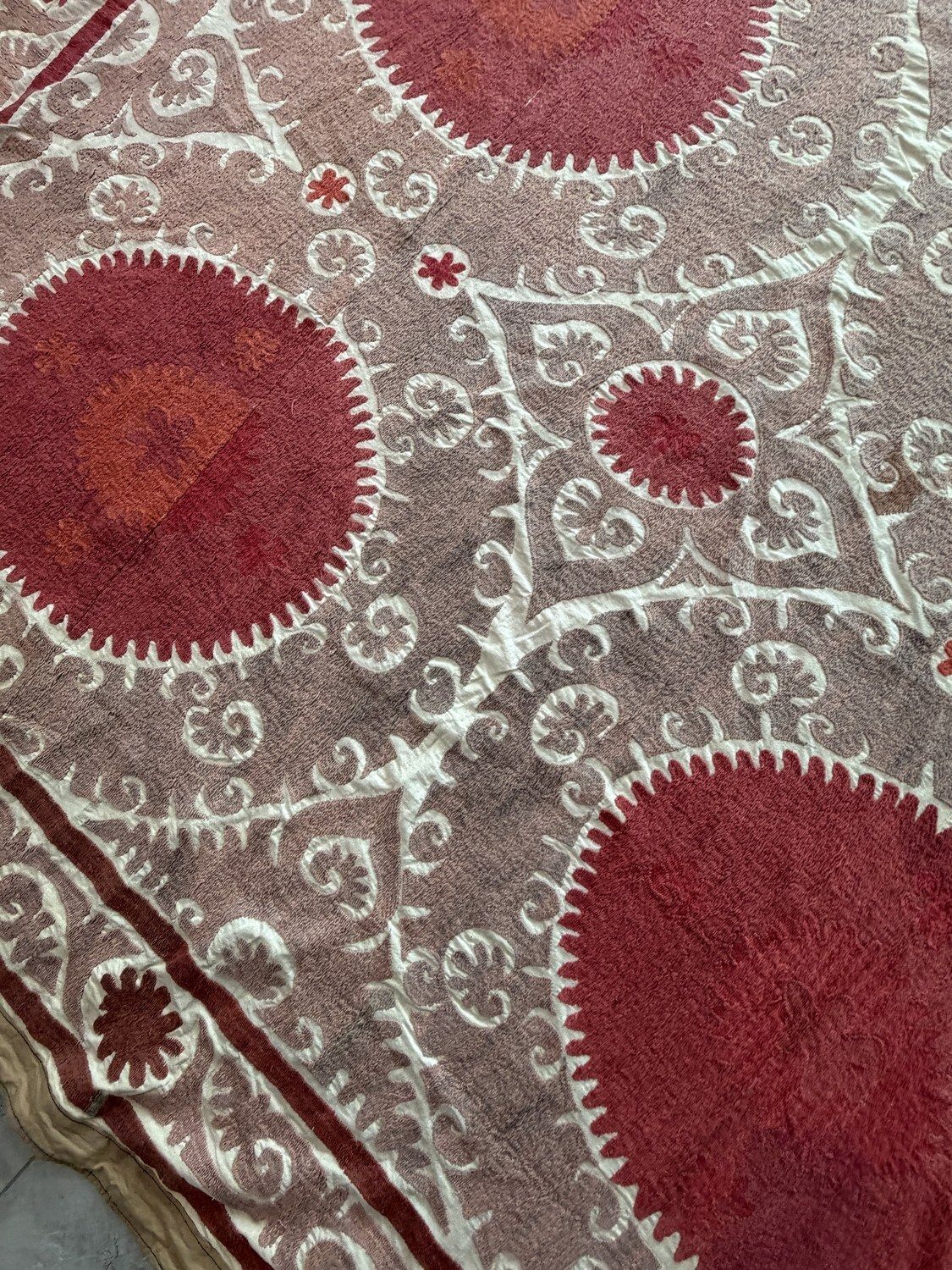 Hand Embroidered Red Beige Uzbek Suzani Tapestry 230 X 335 Cm photo vinterior