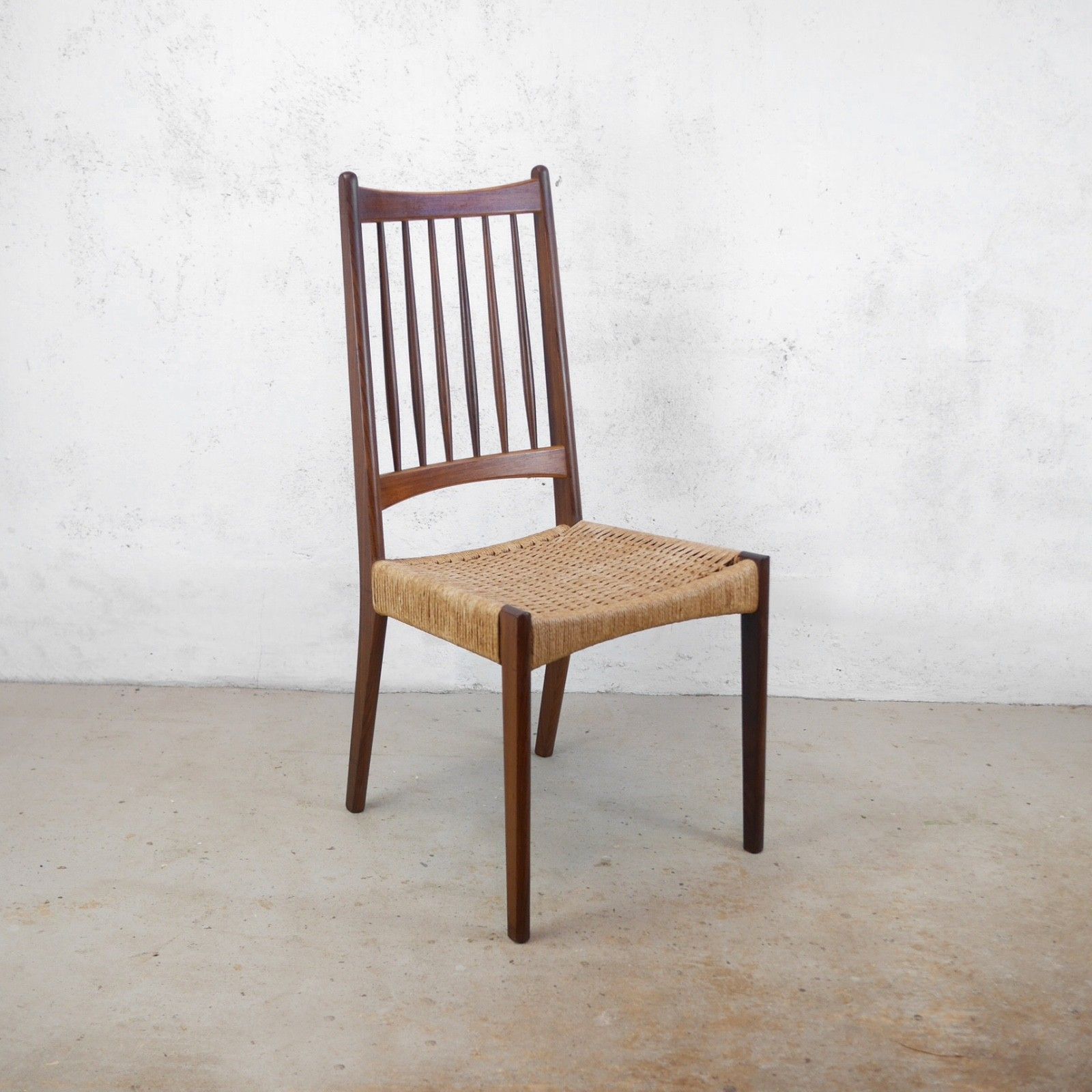 photo vintage Vintage Mid Century Danish Teak Cord Dining Chairs Arne Hovmand Olsen #103227