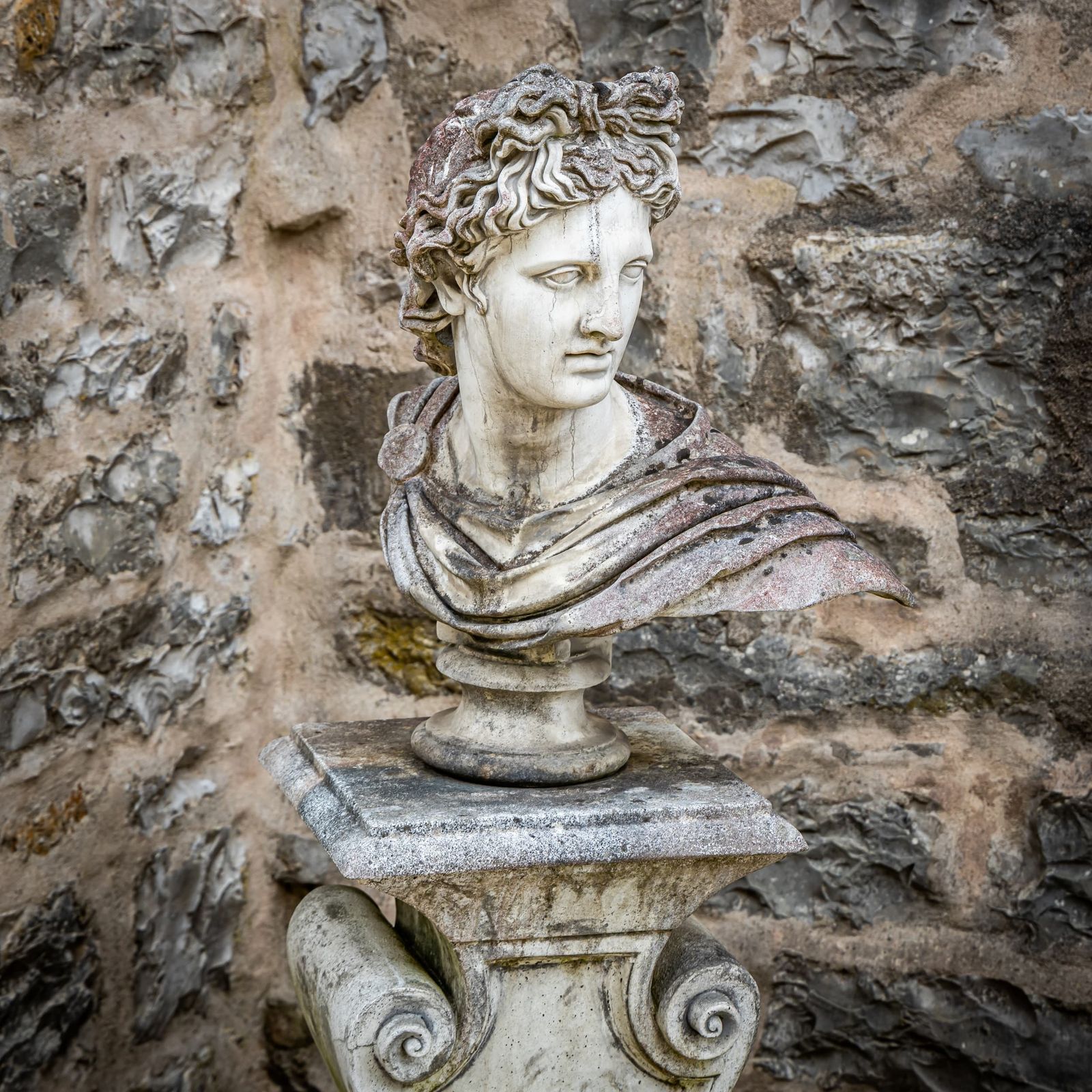Buste van de Apollo Belvedere in natuursteen, 2e helft 20e eeuw photo vinterior