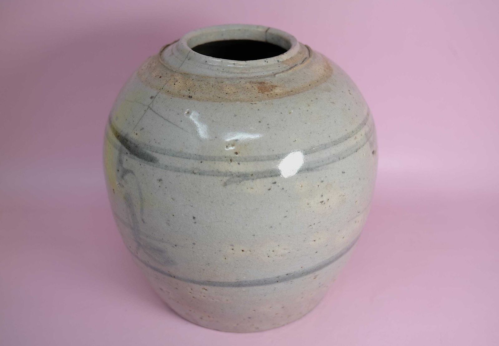 Antiek Chinees steengoed pot | Bleke celadonglazuur, late Qing-dynastie photo vinterior