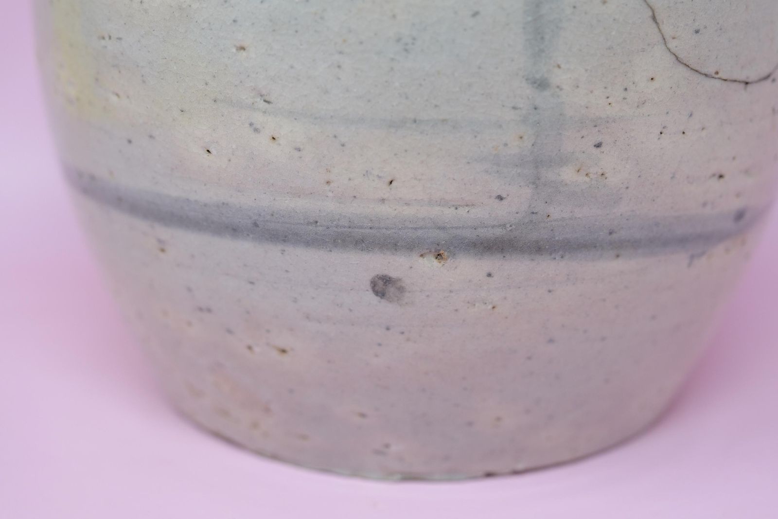 Antiek Chinees steengoed pot | Bleke celadonglazuur, late Qing-dynastie photo vintage