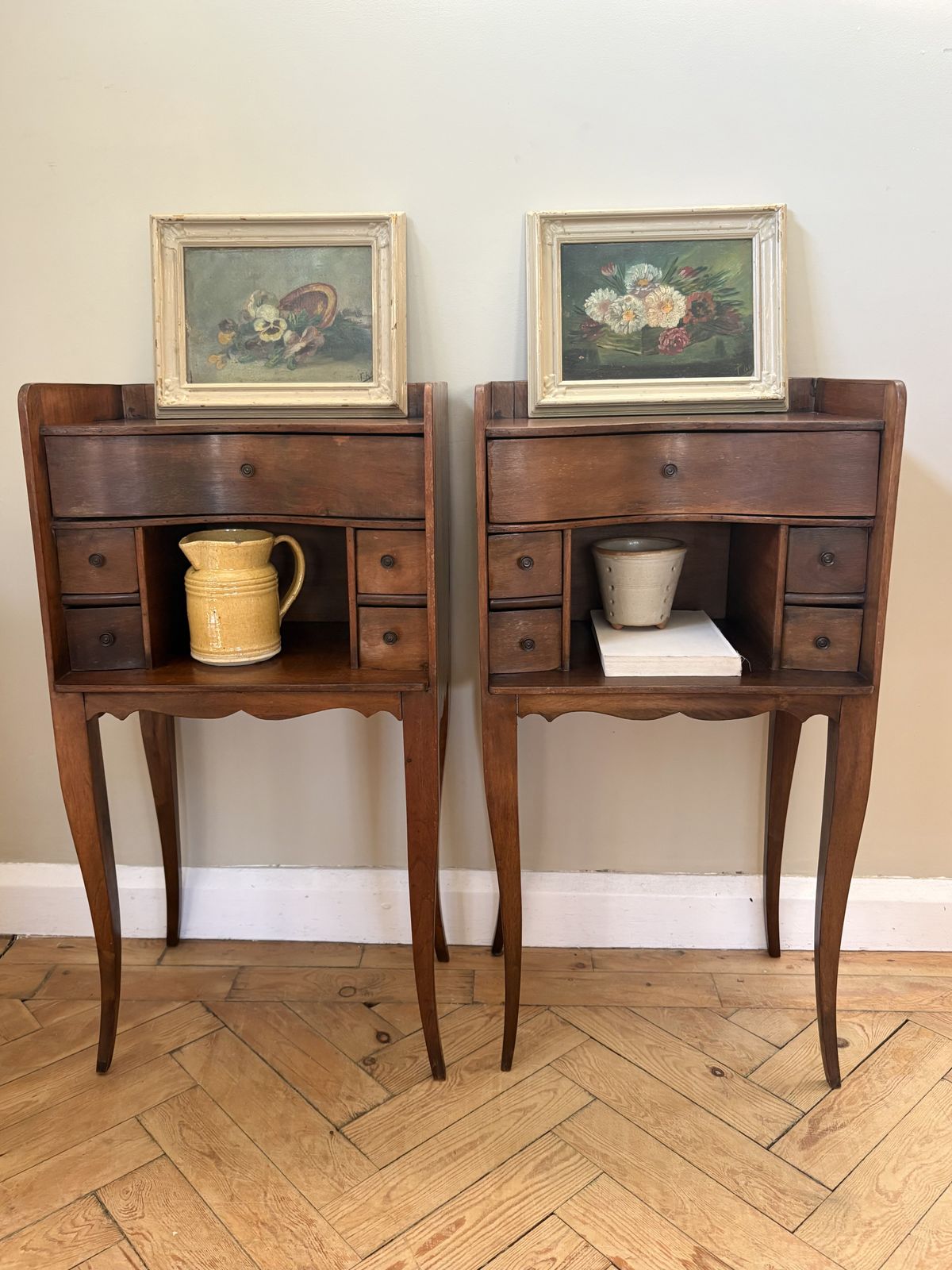 photo vintage A Pair Of French Walnut Bedside Tables