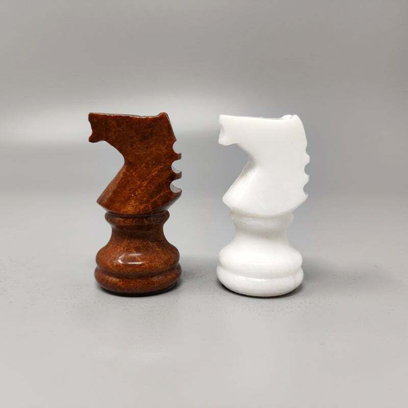 photo for sale Jeu d'échecs en albâtre de Volterra brun et blanc, fait main, Italie, années 1970
