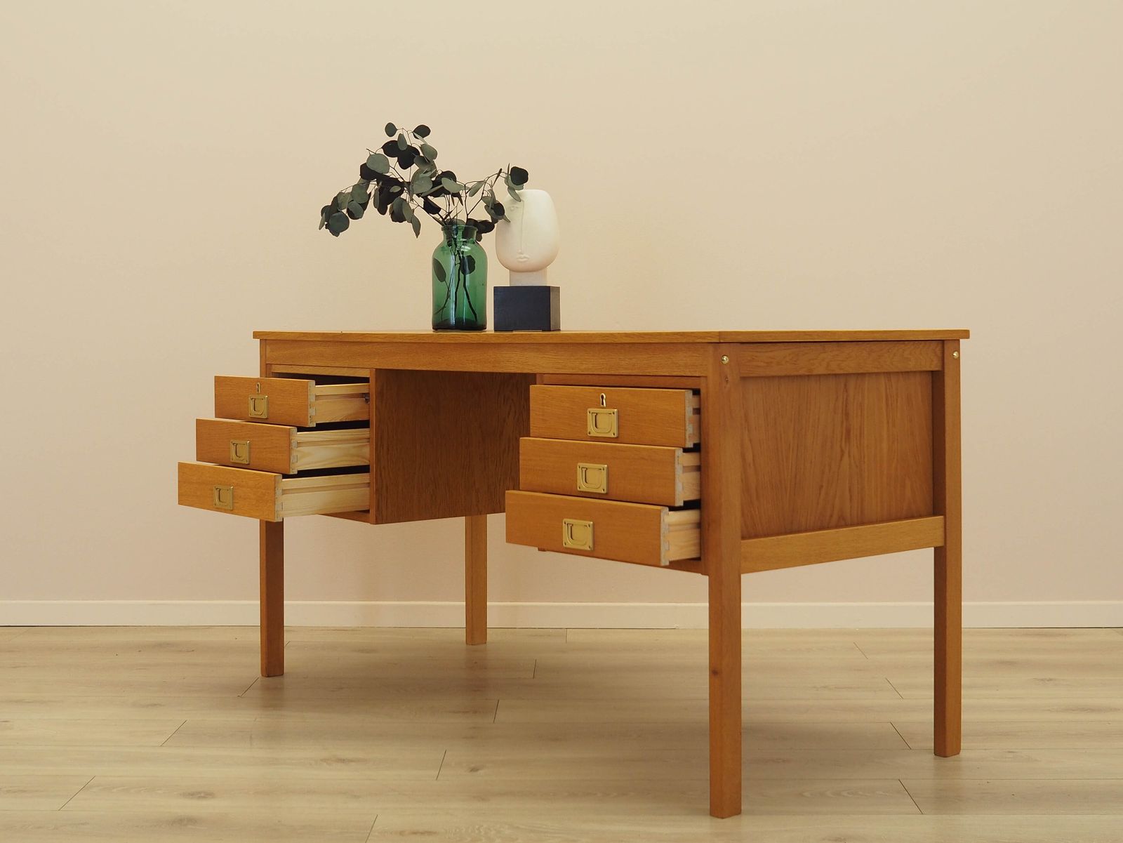 Bureau in essenhout, Deens design, jaren 1970, gemaakt in Denemarken. photo Meubels