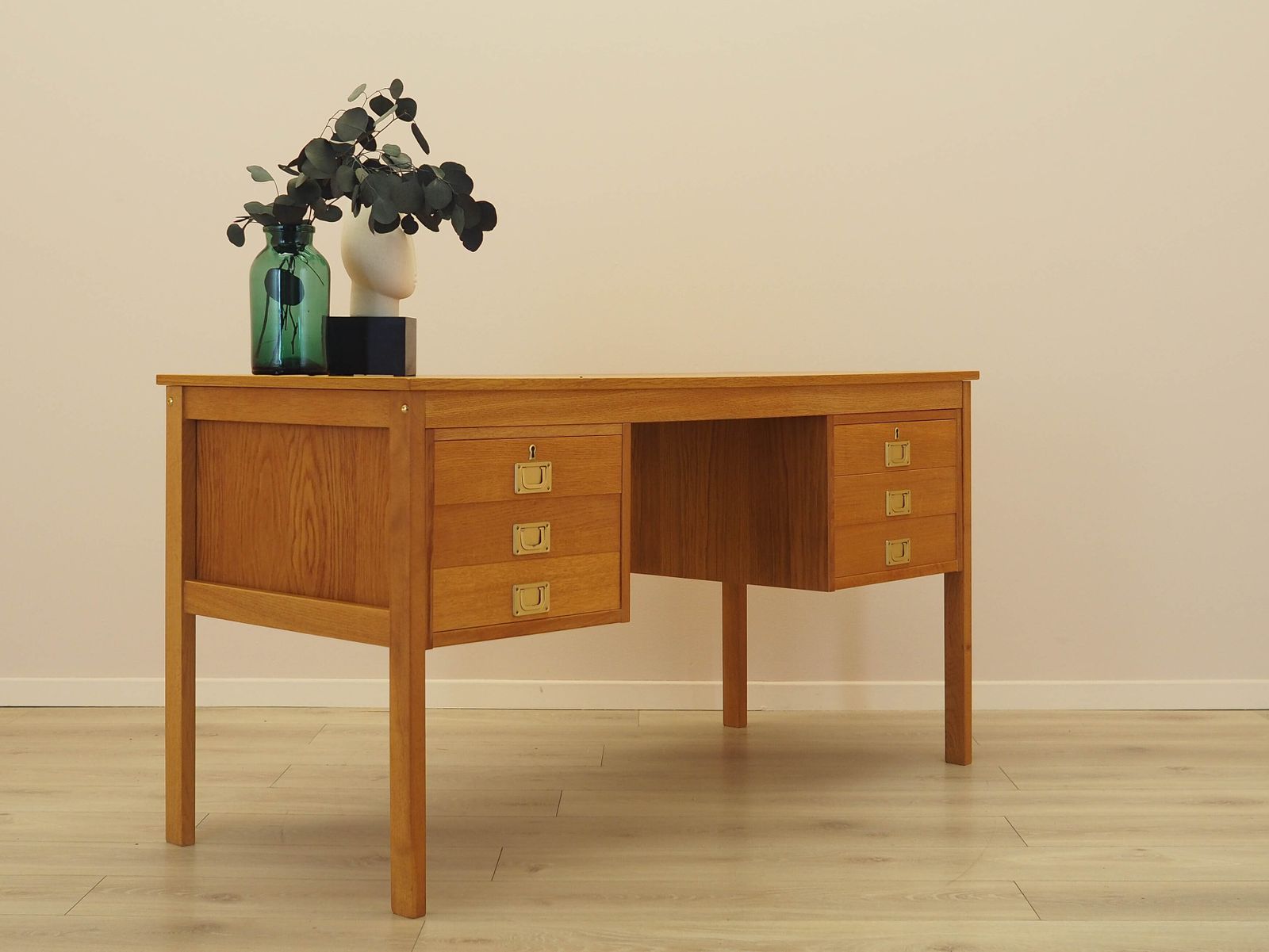 Bureau in essenhout, Deens design, jaren 1970, gemaakt in Denemarken. photo 1389.0
