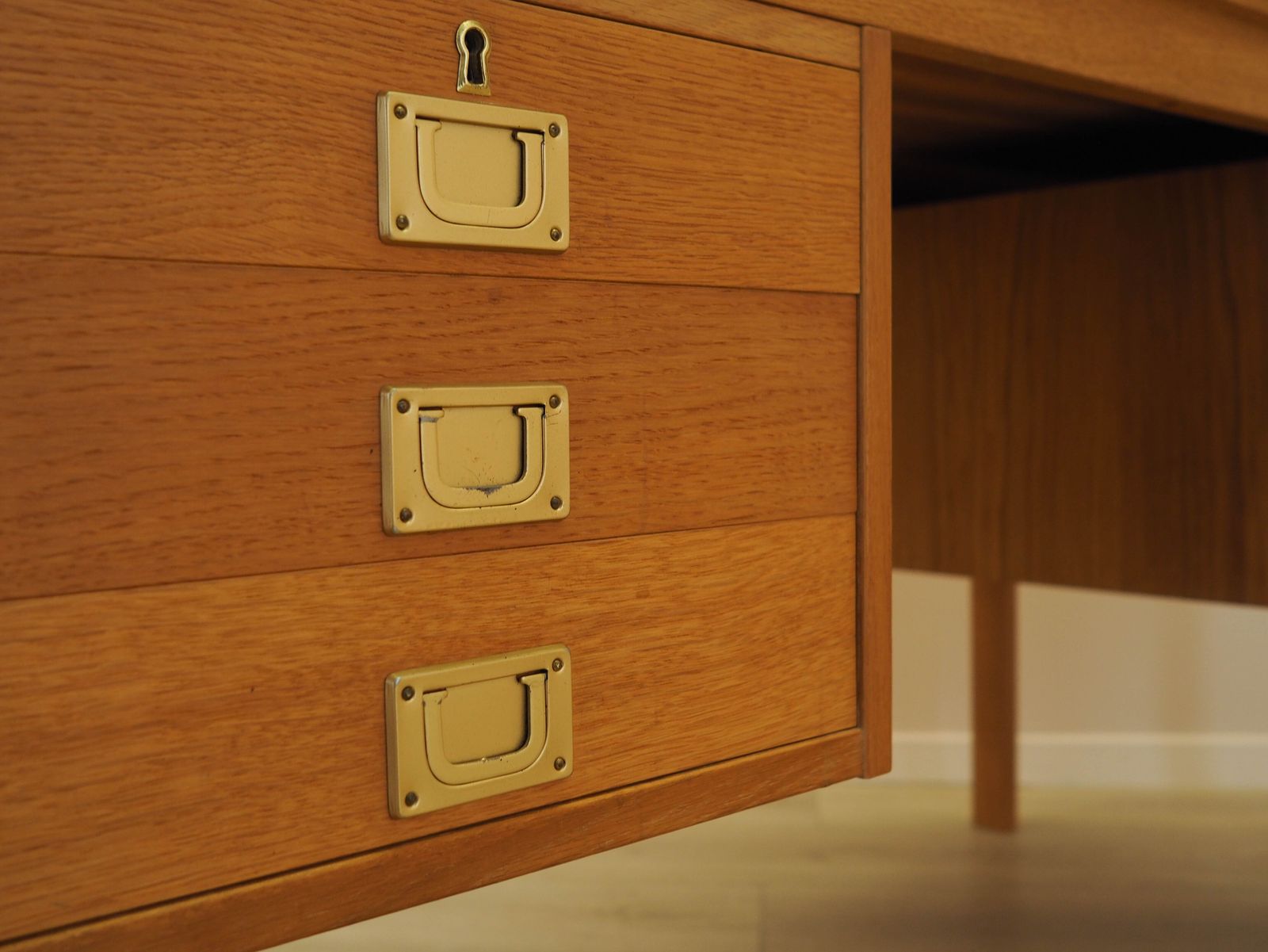 Bureau in essenhout, Deens design, jaren 1970, gemaakt in Denemarken. photo vintage