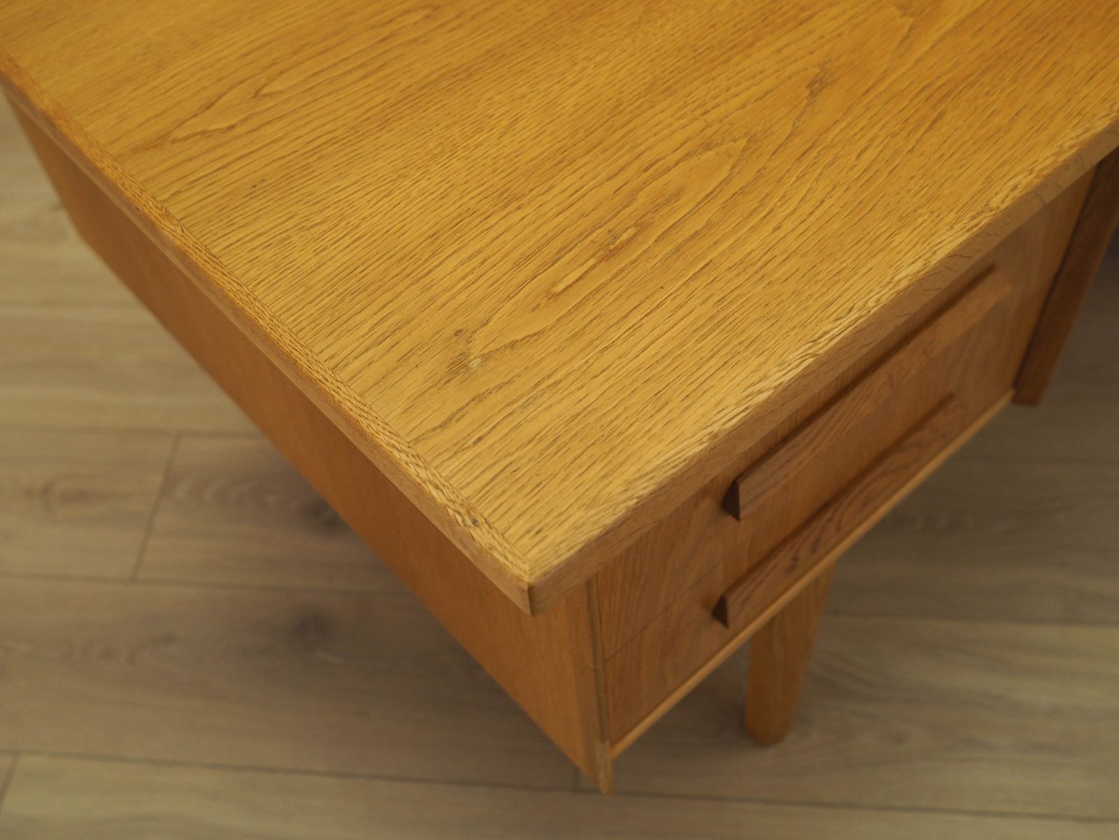 photo buy Eiken bureau, Deens design, jaren 1960, ontwerper: Henning Kjærnulf.