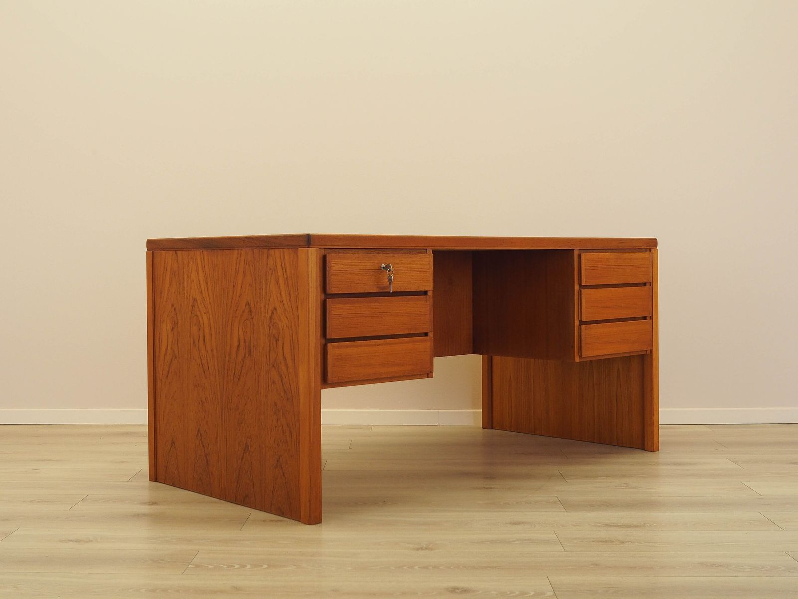 photo for sale Teakhouten bureau, Deens design, jaren 1970, vervaardigd door Omann Jun.