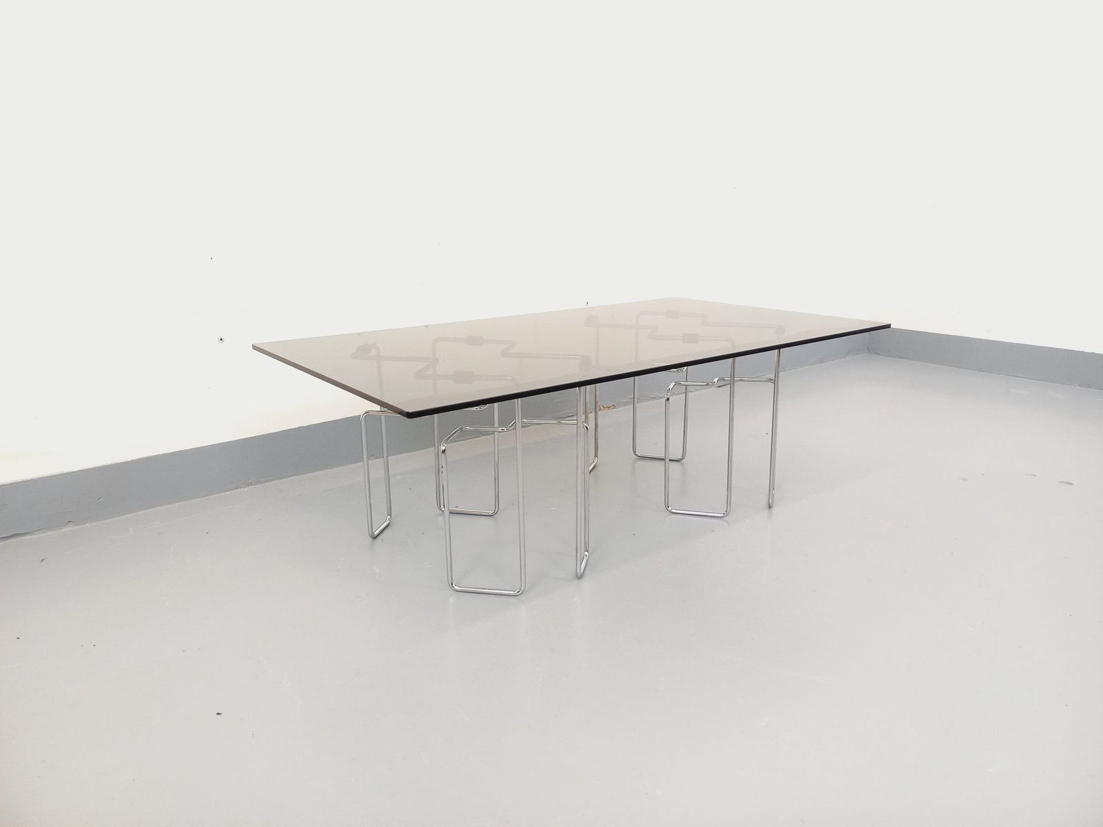 Rechthoekige Space Age salontafel in rookglas en verchroomd metaal photo furniture