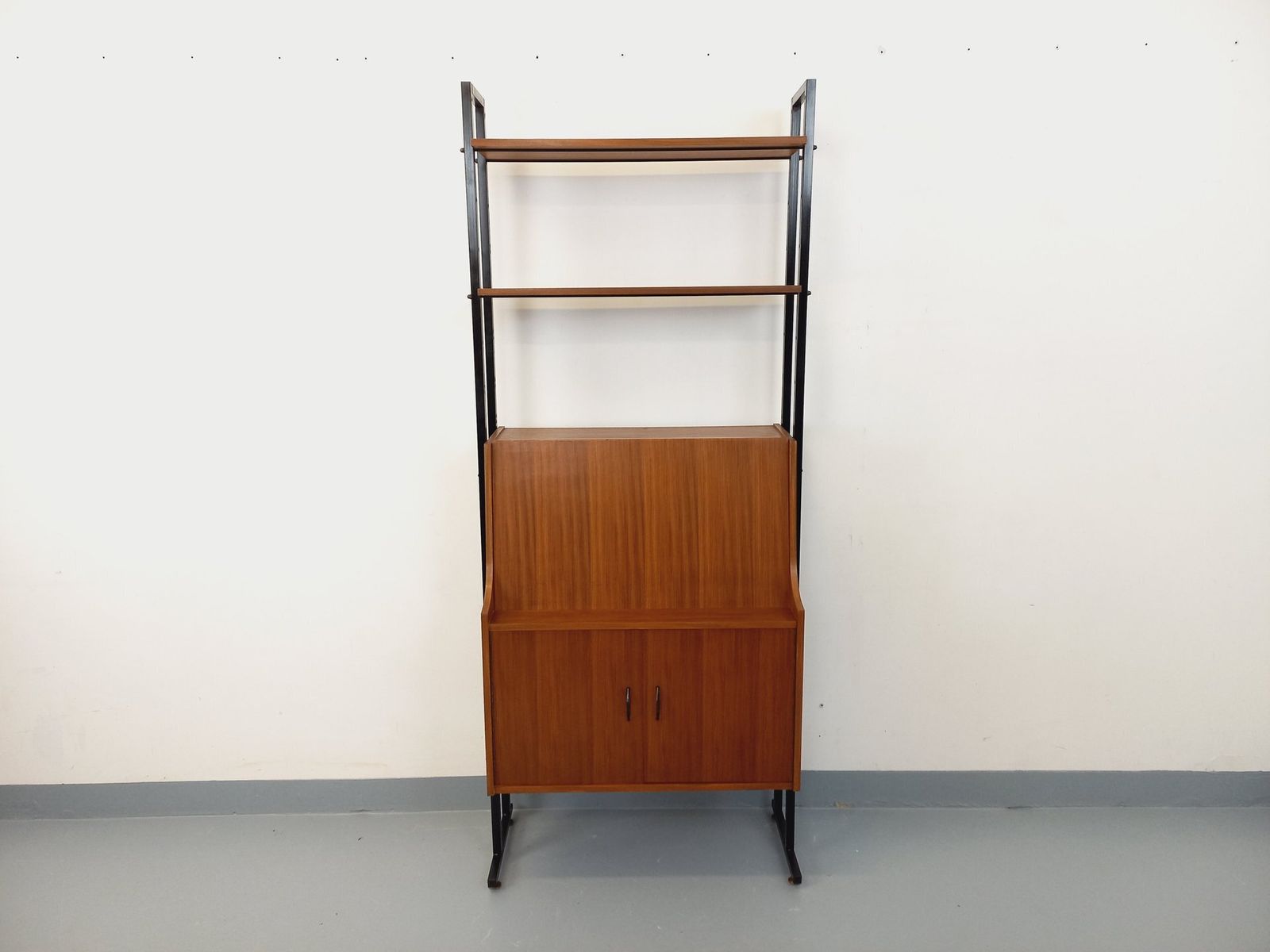 Teakhouten en metalen boekenkast met secretaire photo furniture