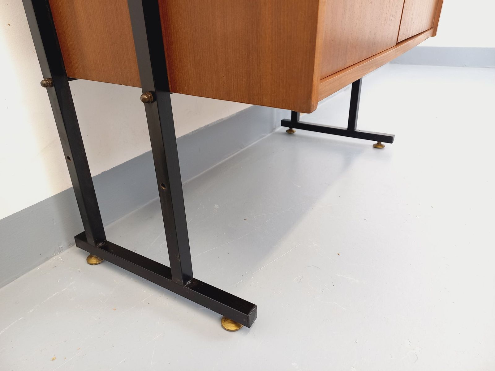 Teakhouten en metalen boekenkast met secretaire photo vintage