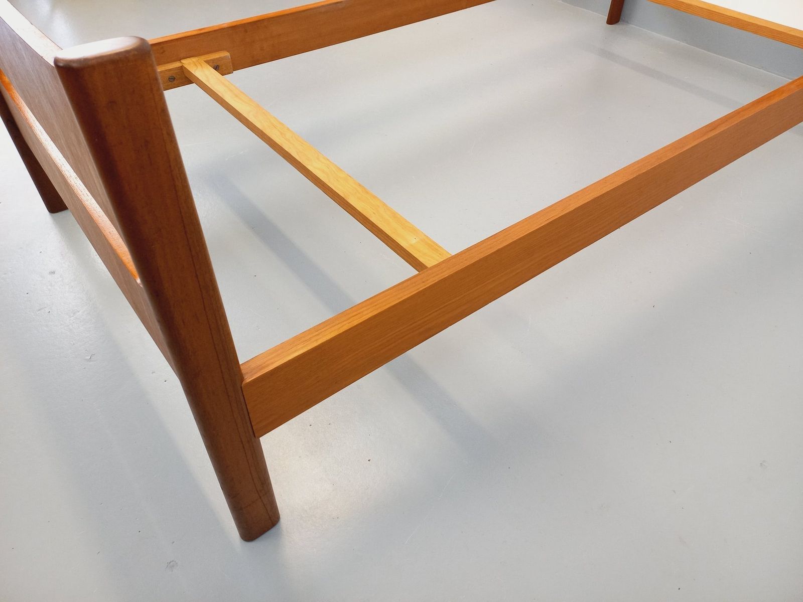 Scandinavisch eenpersoonsledikant in teak photo Meubels
