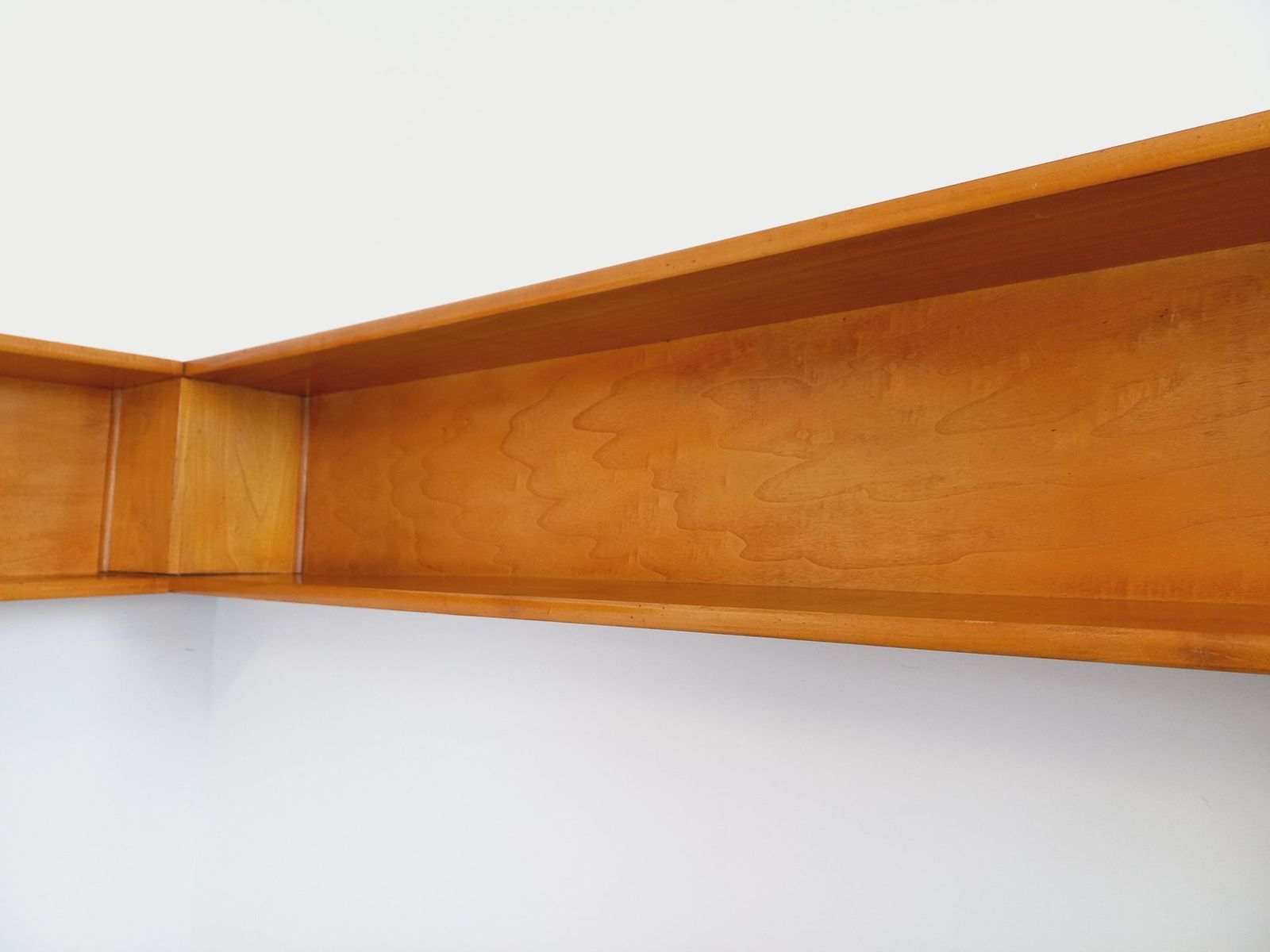photo furniture Houten hoekwandplank, jaren 1960