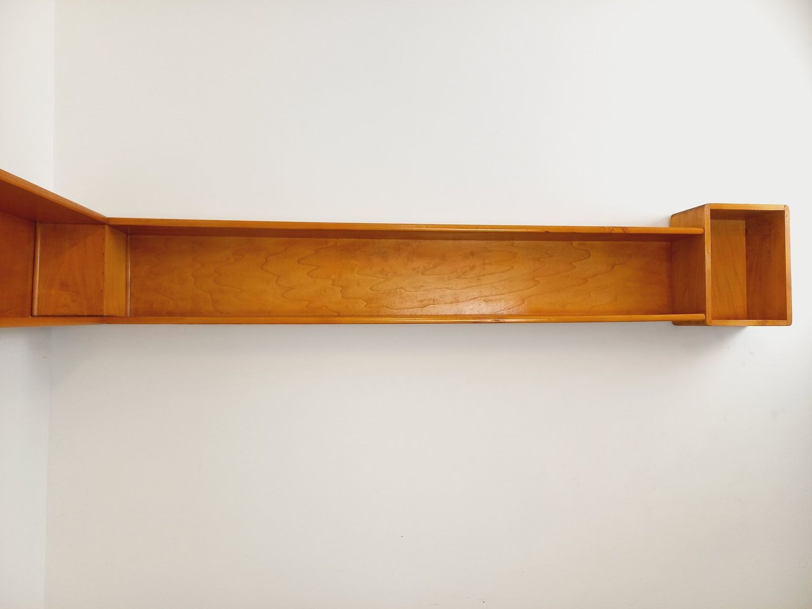 photo for sale Houten hoekwandplank, jaren 1960