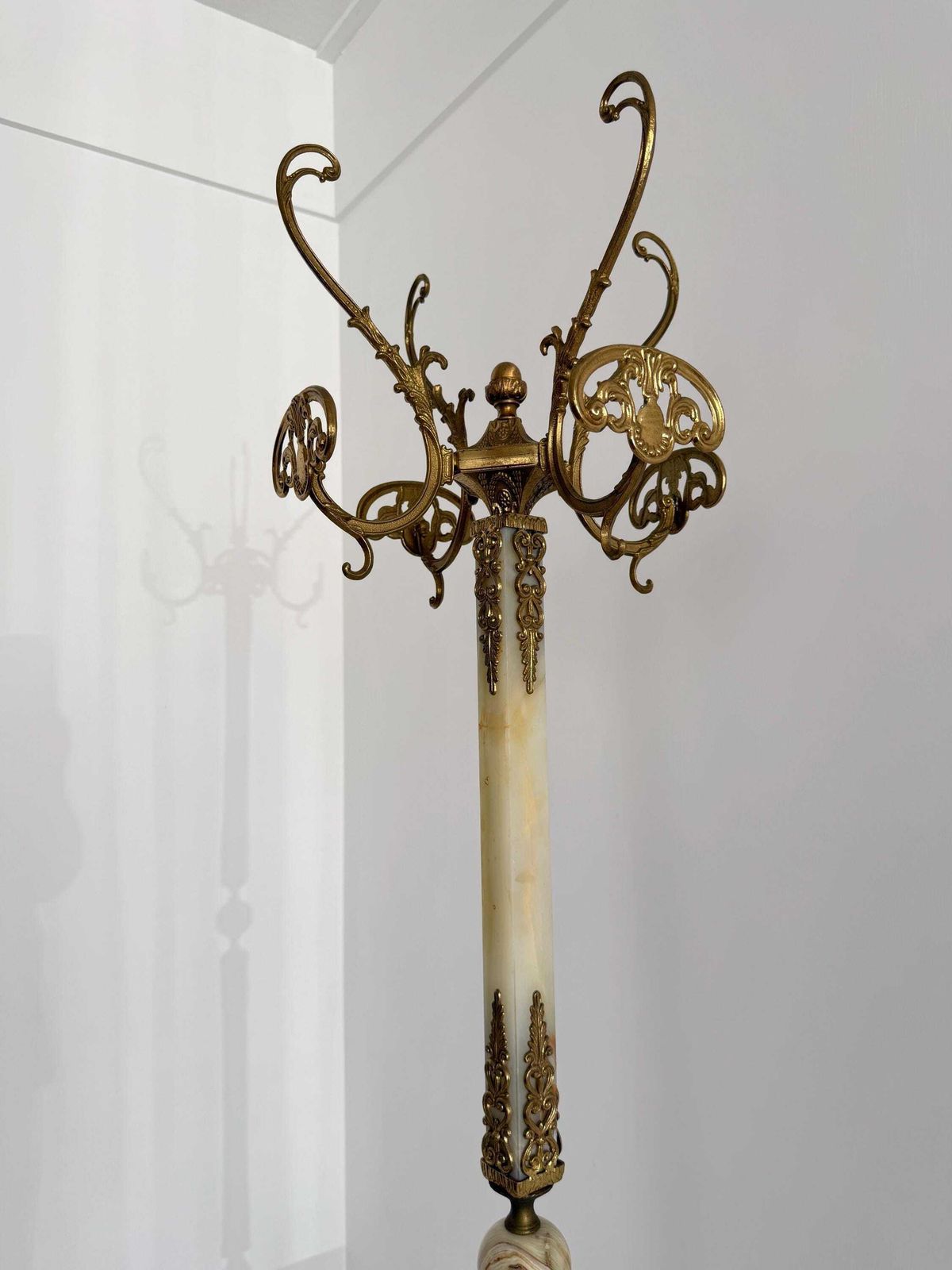 Italian Onyx Marble Coat Rack, Brass Hall Tree, Decorative Hall Stand, Hollywood Regency photo vinterior
