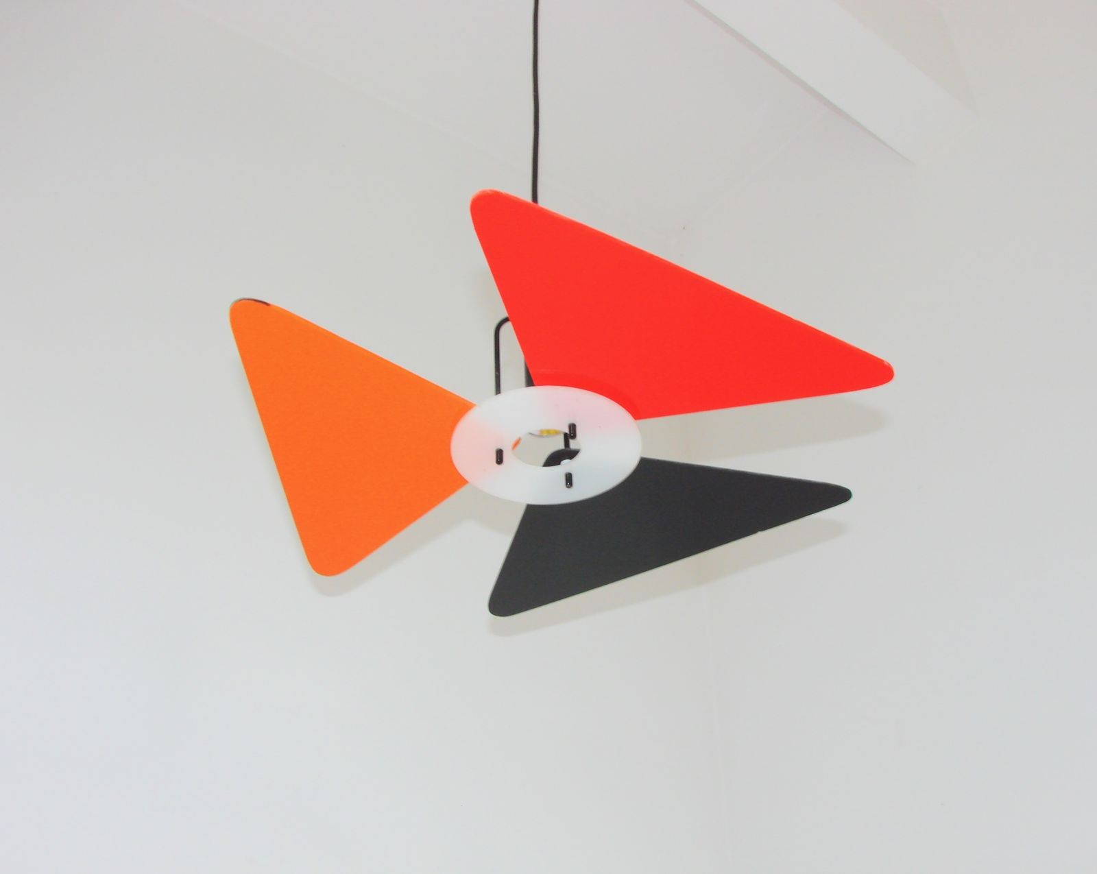 Een kleurrijke postmoderne hanglamp, jaren 1990. photo vinterior