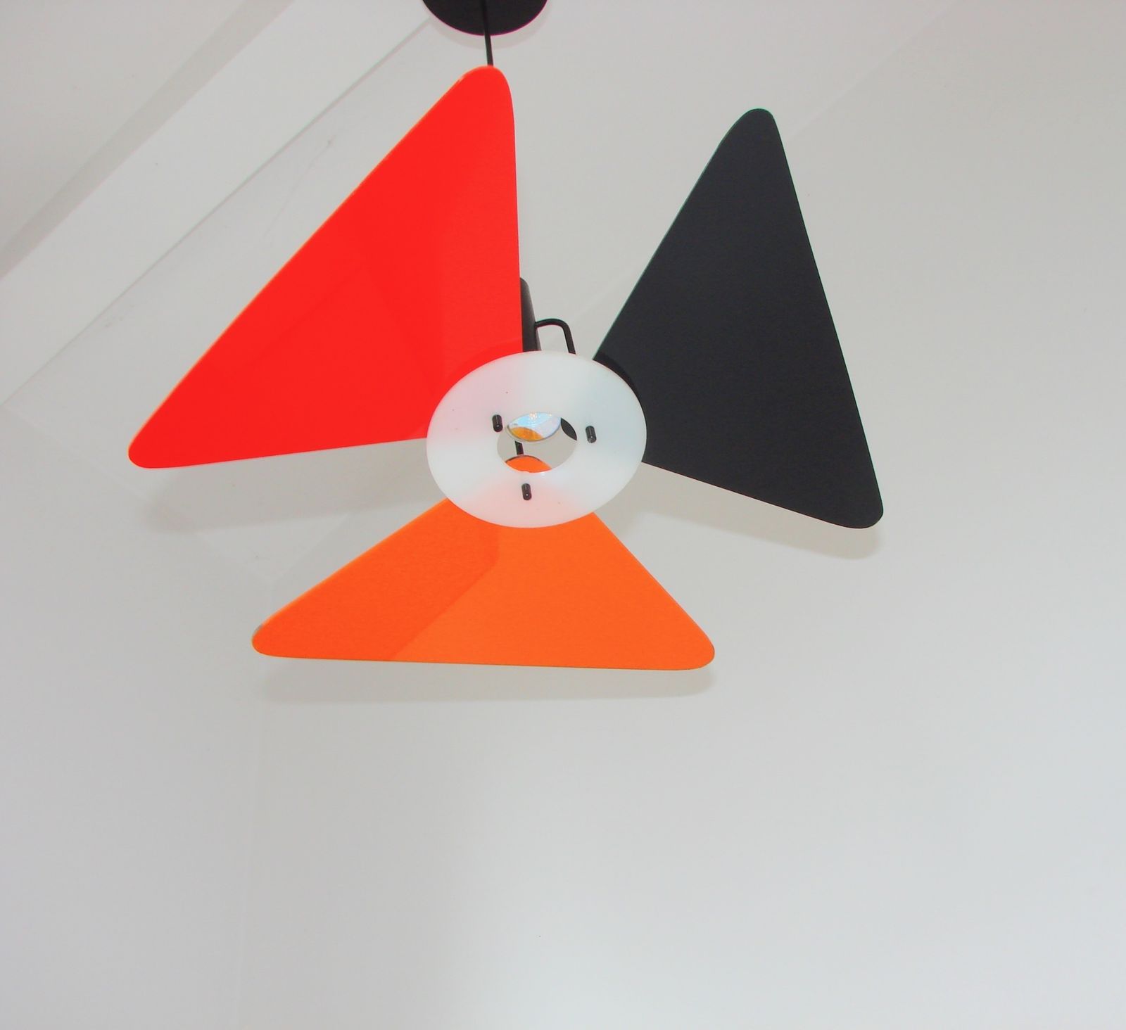 Een kleurrijke postmoderne hanglamp, jaren 1990. photo buy