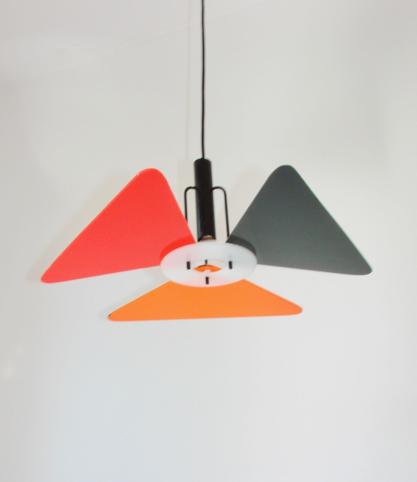 photo for sale Een kleurrijke postmoderne hanglamp, jaren 1990.