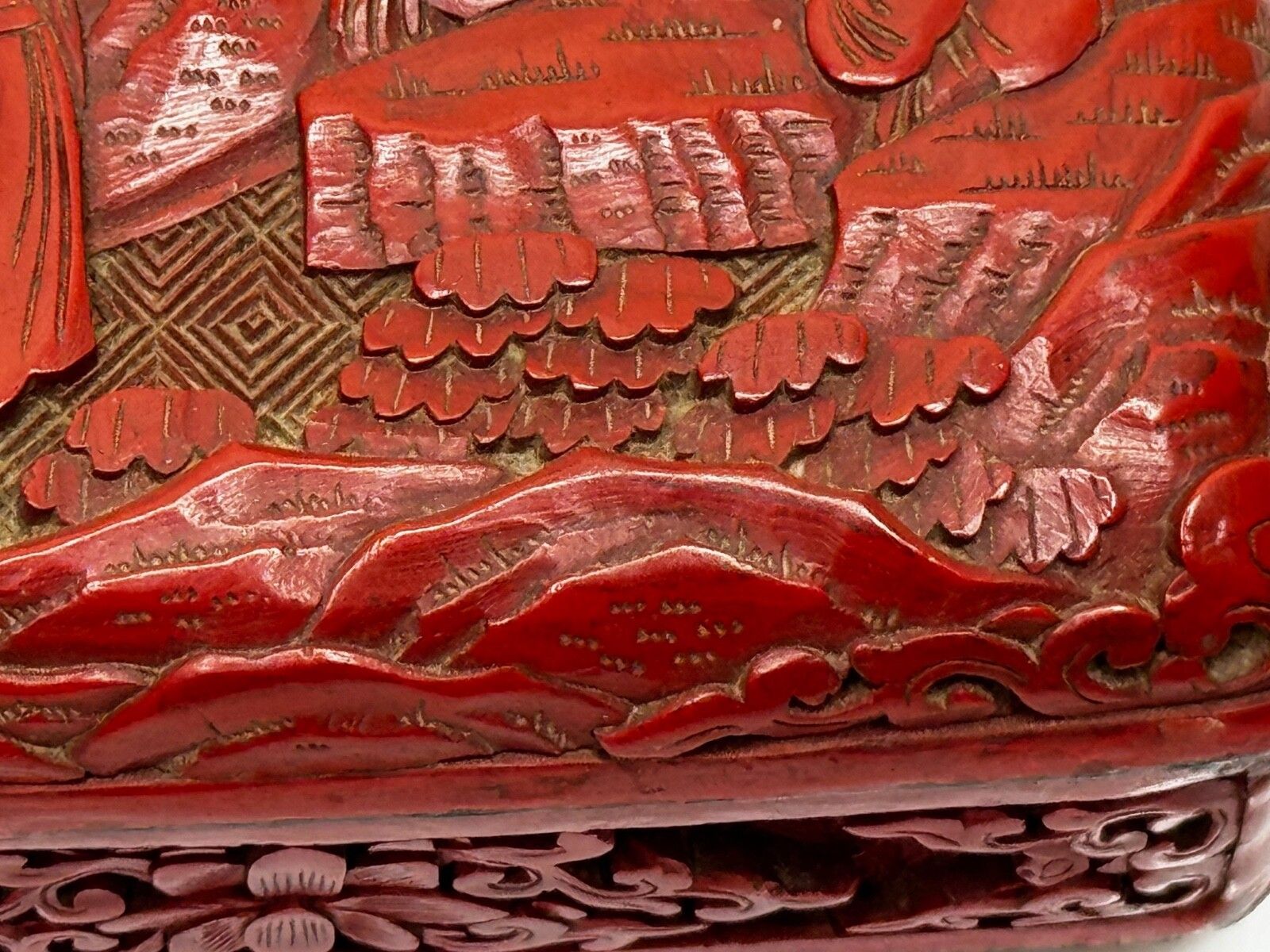 photo furniture Klein Chinees sieradendoosje, cinnabar gelakt émail, Qing-dynastie, 19e eeuw