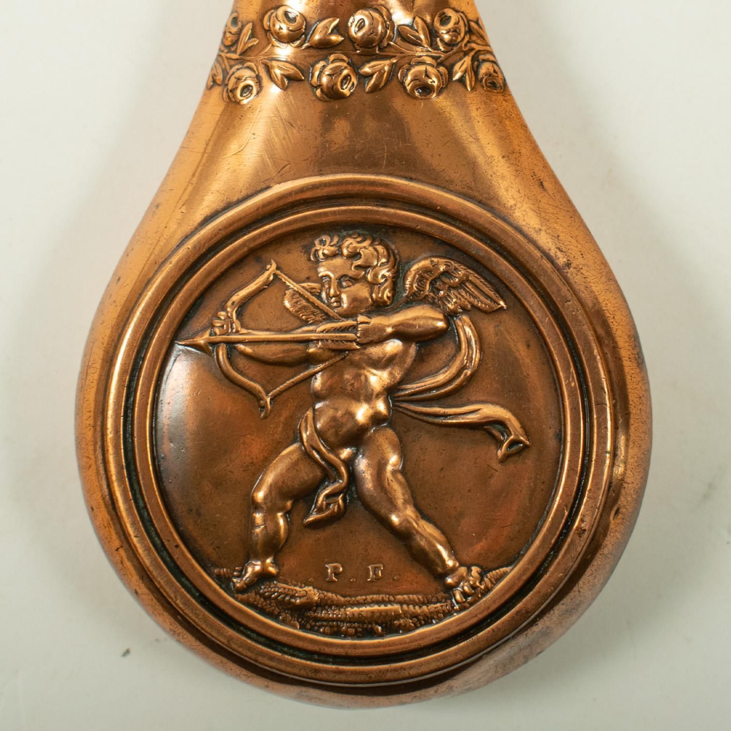 Petite flasque à poudre française, Cupidon, XIXe siècle photo Décoration