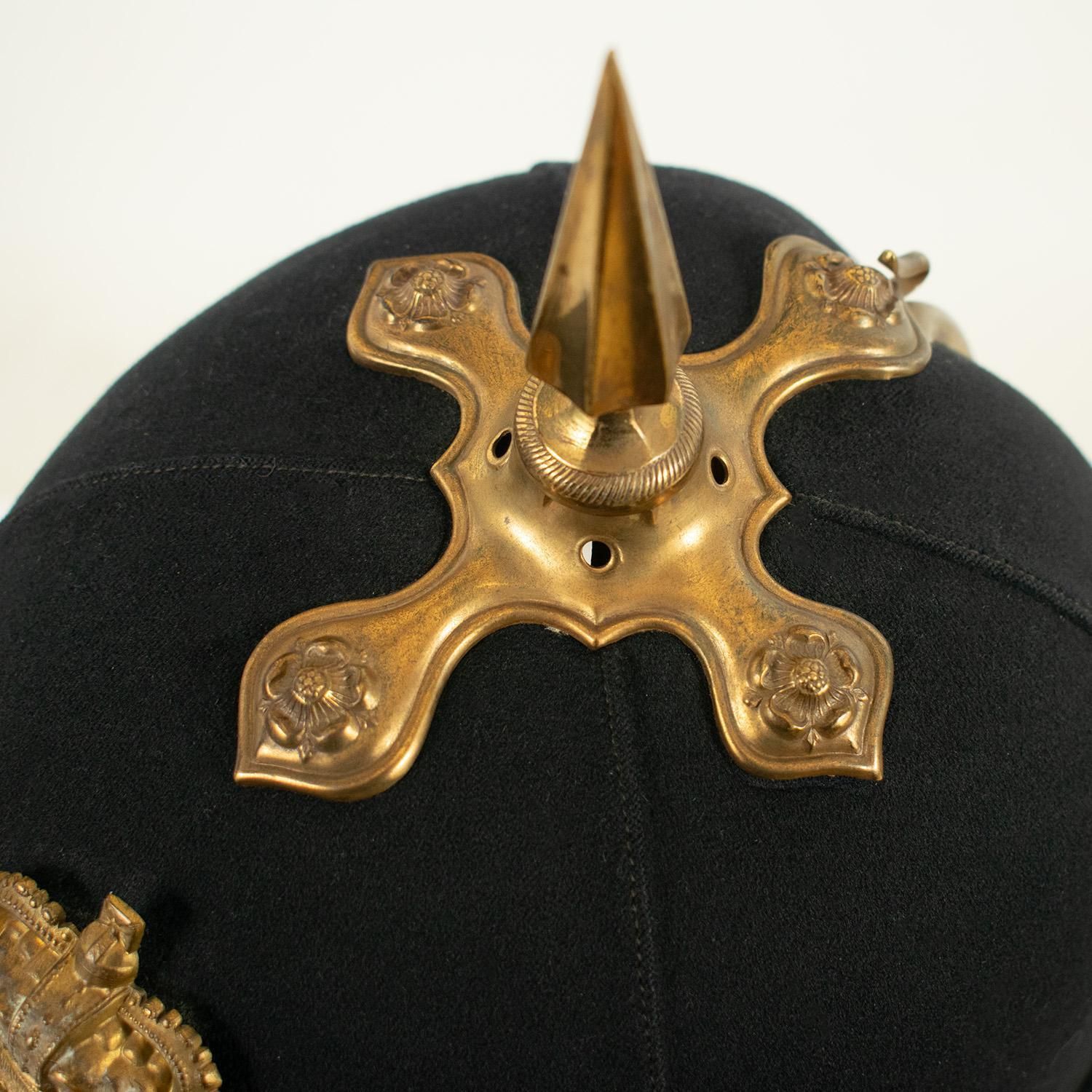 photo furniture Casque de service intérieur victorien du Welsh Regiment