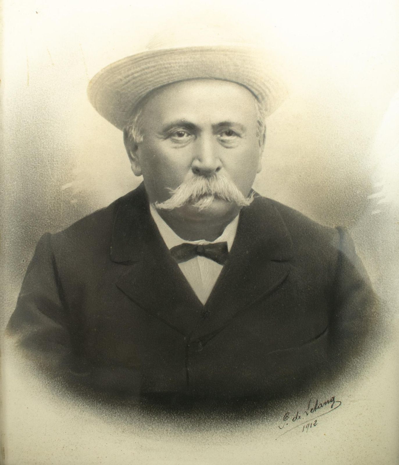 Photographie portrait en cadre de chêne datée 1912, française, signée photo furniture