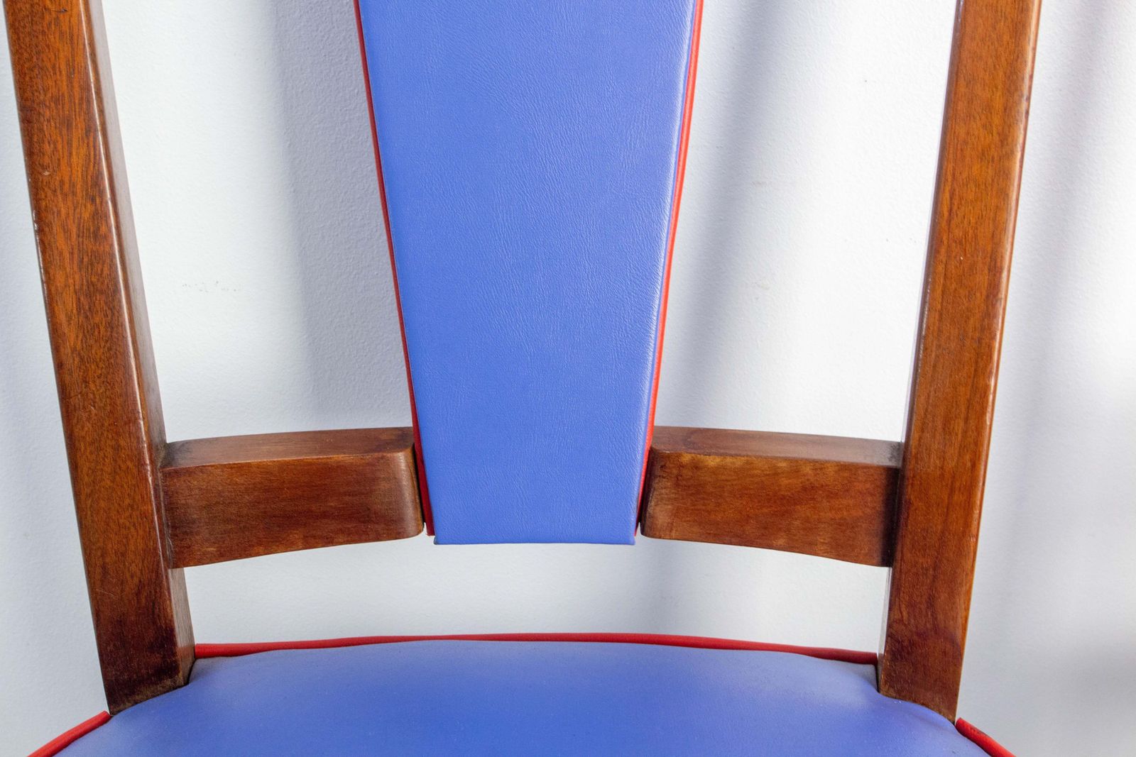 Zes eetkamerstoelen met blauwe bekleding en rode bies – teakhouten frame en skai – mid-century Frans, ca. 1960 photo vinterior